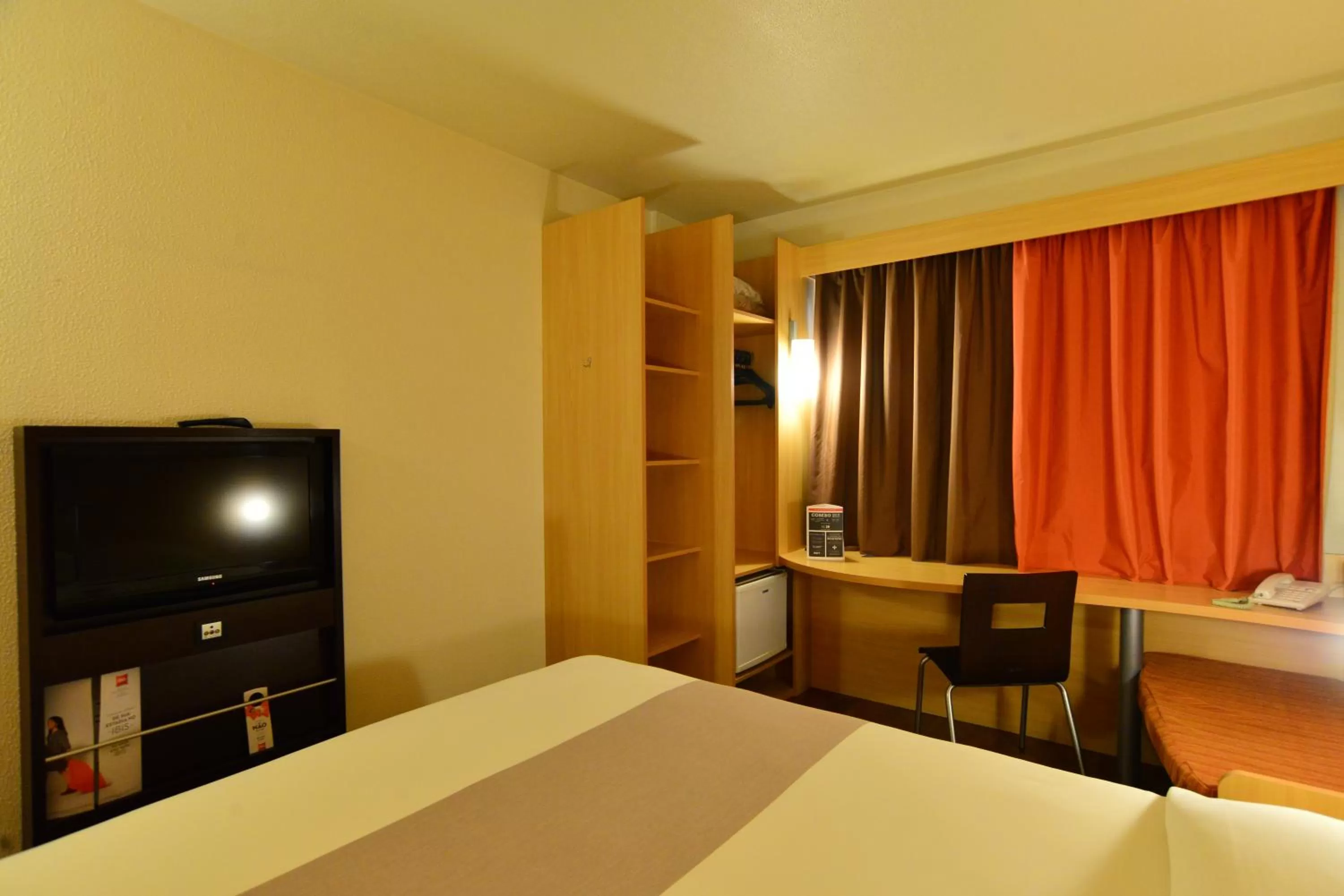 Photo of the whole room, Bed in ibis Caxias do Sul