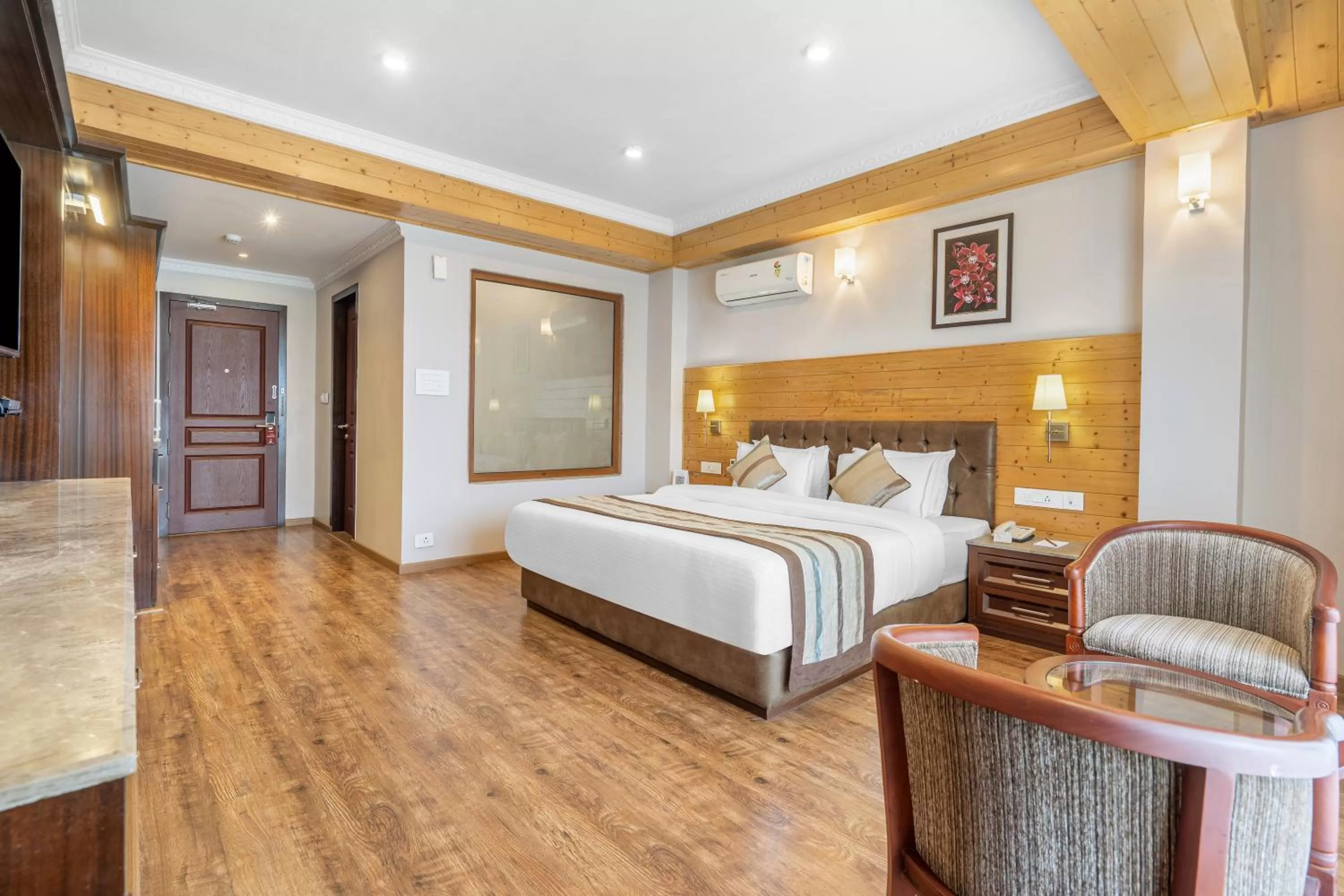 Bed in Summit Alpine Abode Hotel