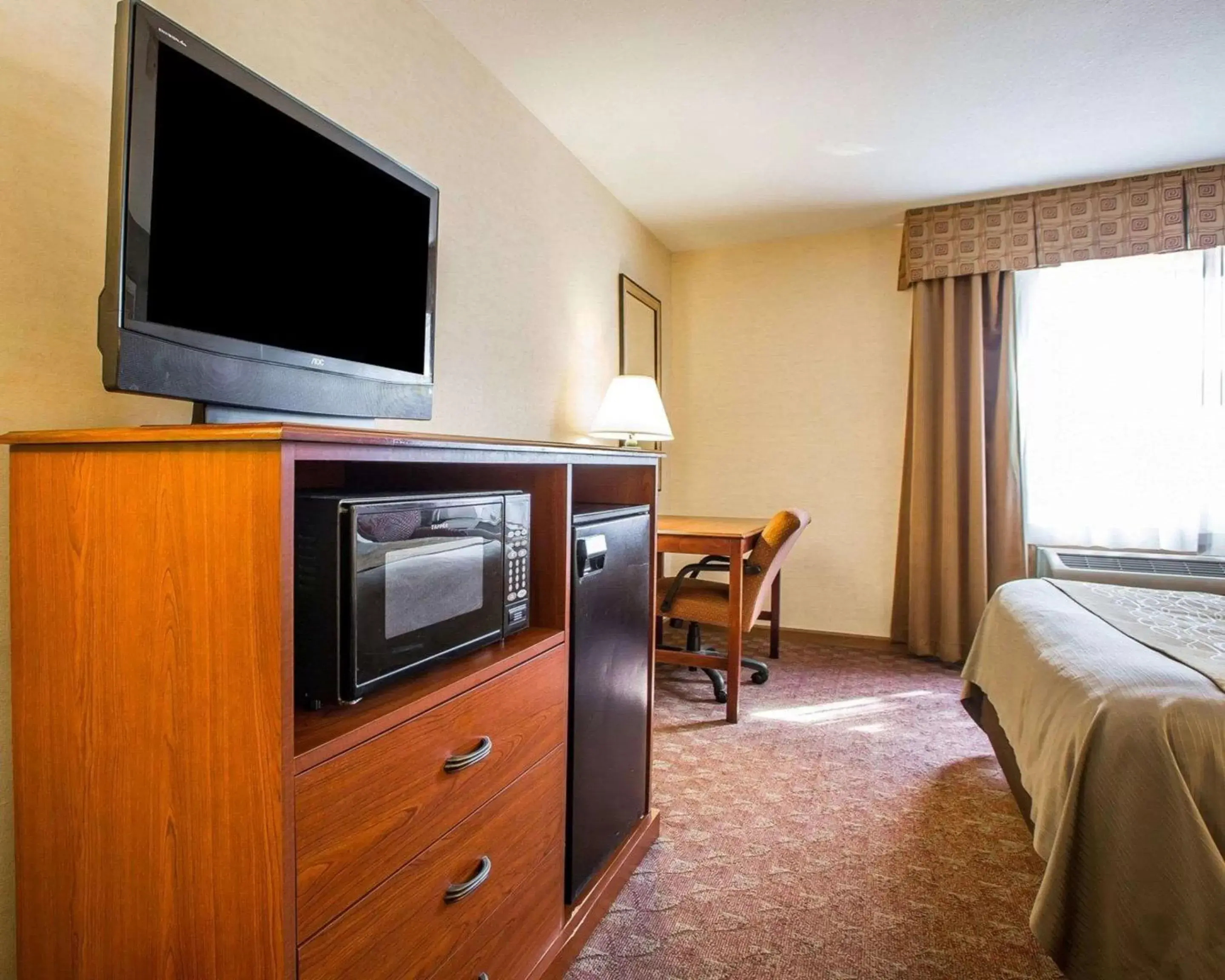 Photo of the whole room, TV/Entertainment Center in Comfort Inn Van Wert