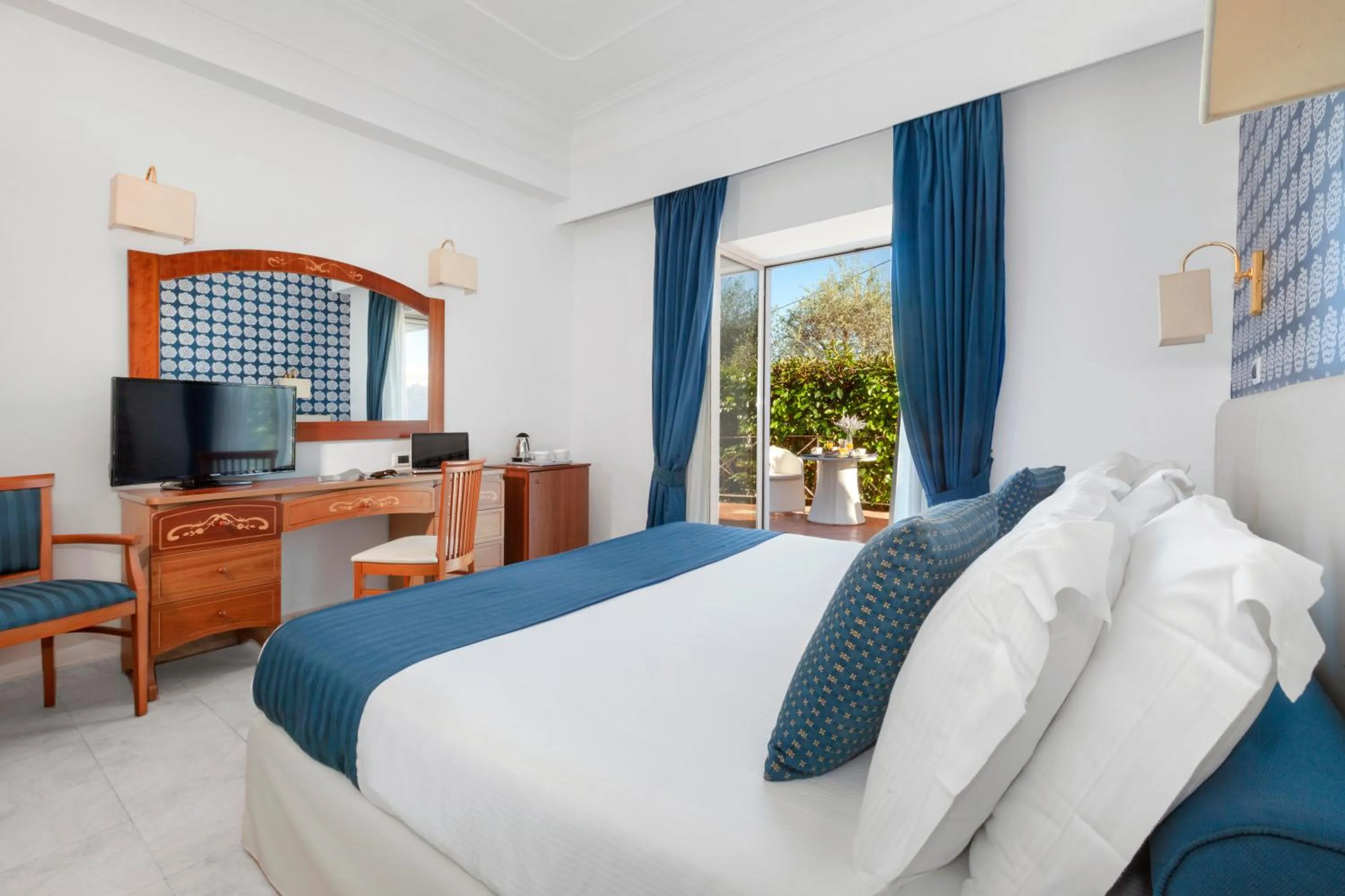 Bedroom, Bed in Atlantic Palace Hotel