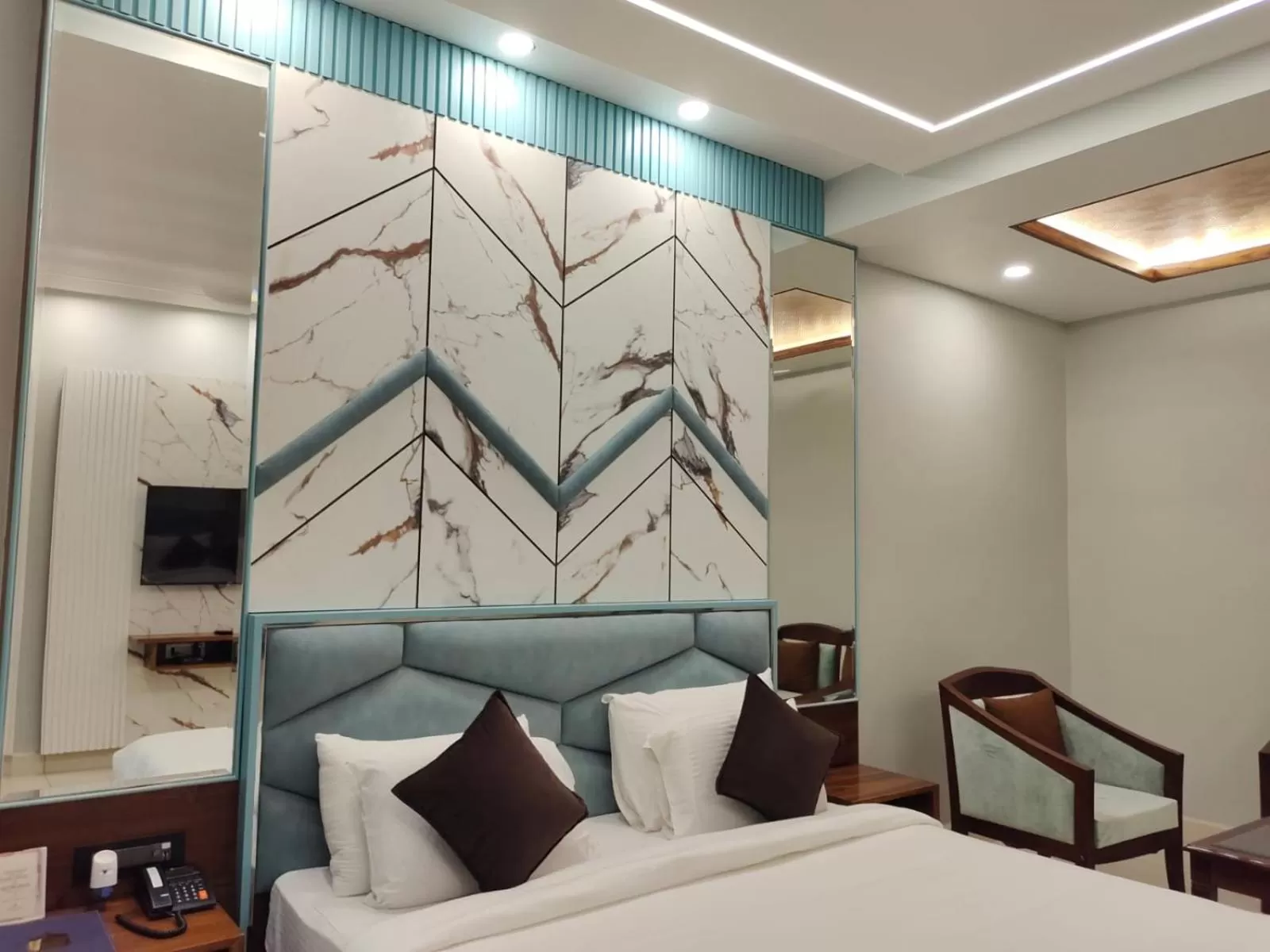 Bedroom, Bed in Hotel Leela Grande