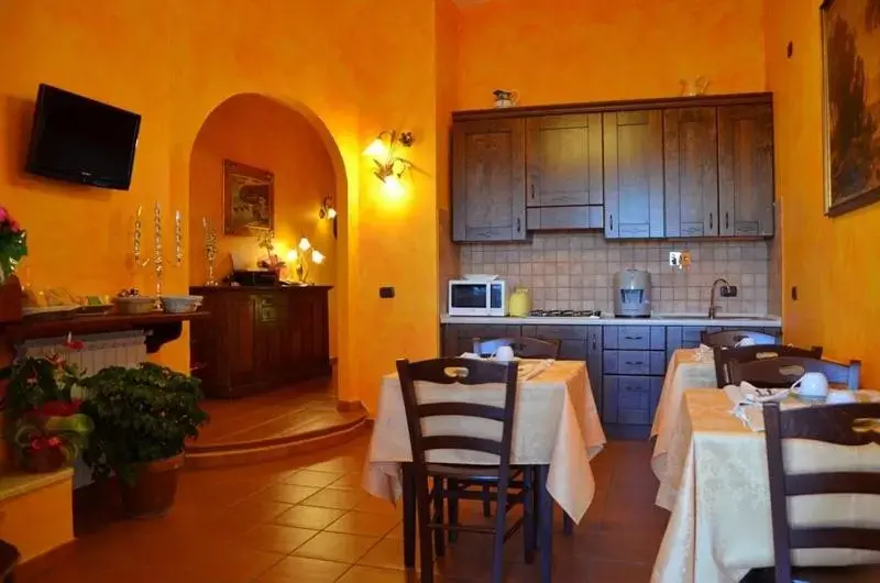 Kitchen or kitchenette, Restaurant/Places to Eat in Relais Maria Luisa Locazione turistica di Simona Capaccio