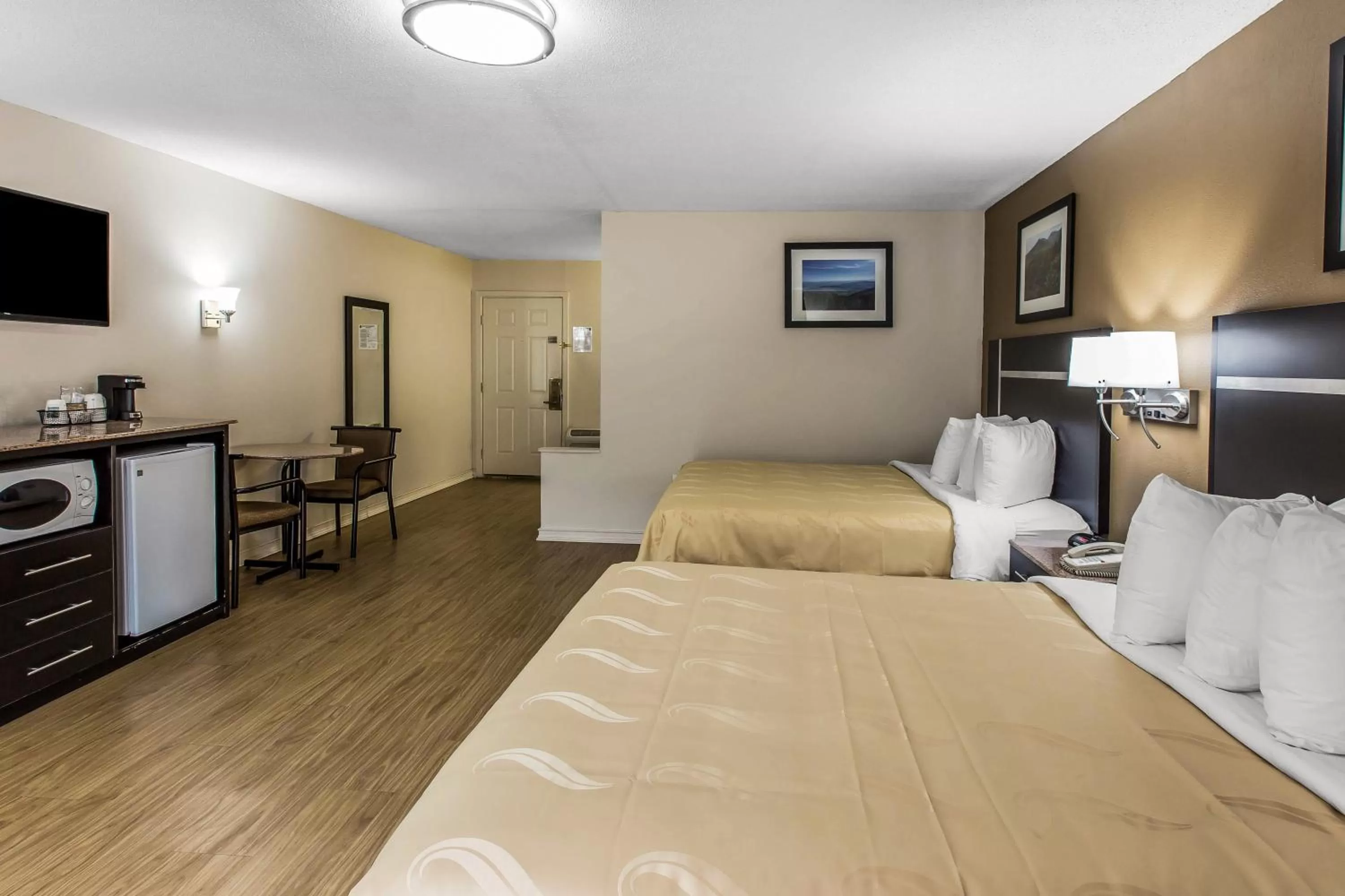 Photo of the whole room, Bed in Quality Inn & Suites Gatlinburg North