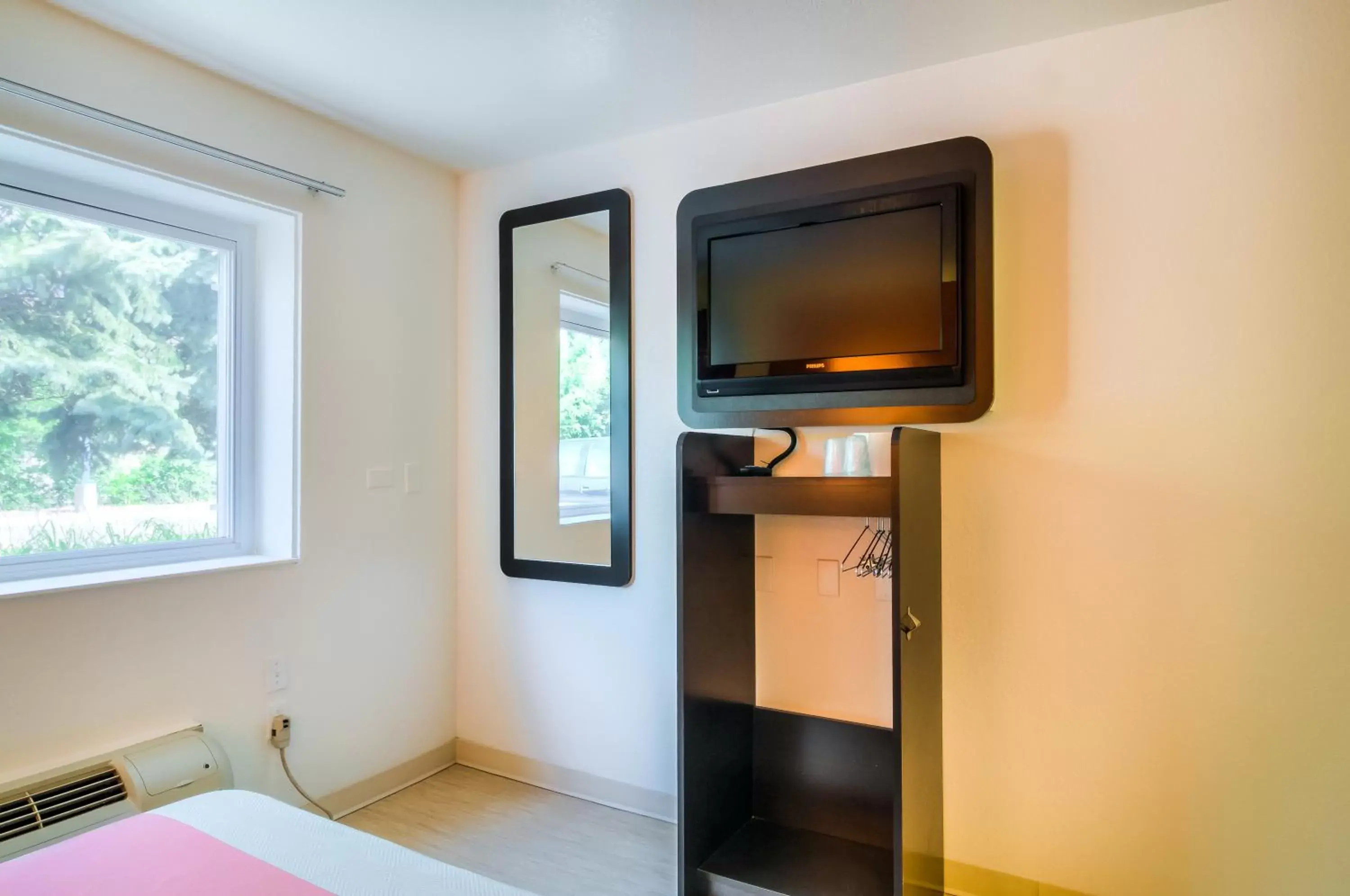 TV and multimedia, TV/Entertainment Center in Motel 6-Arlington Heights, IL - Chicago North Central