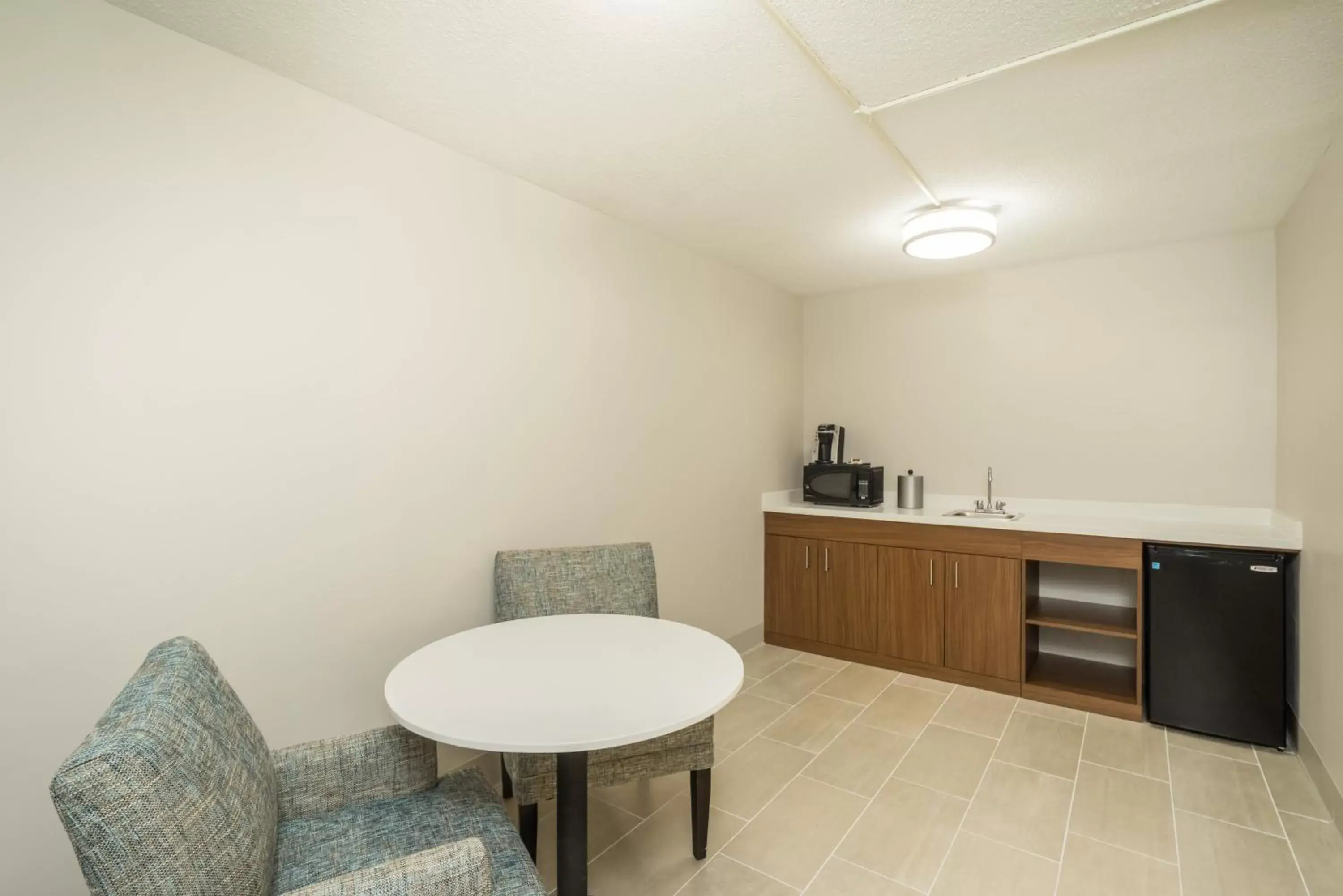 Photo of the whole room, Kitchen/Kitchenette in Holiday Inn Express Hotel & Suites Louisville East, an IHG Hotel