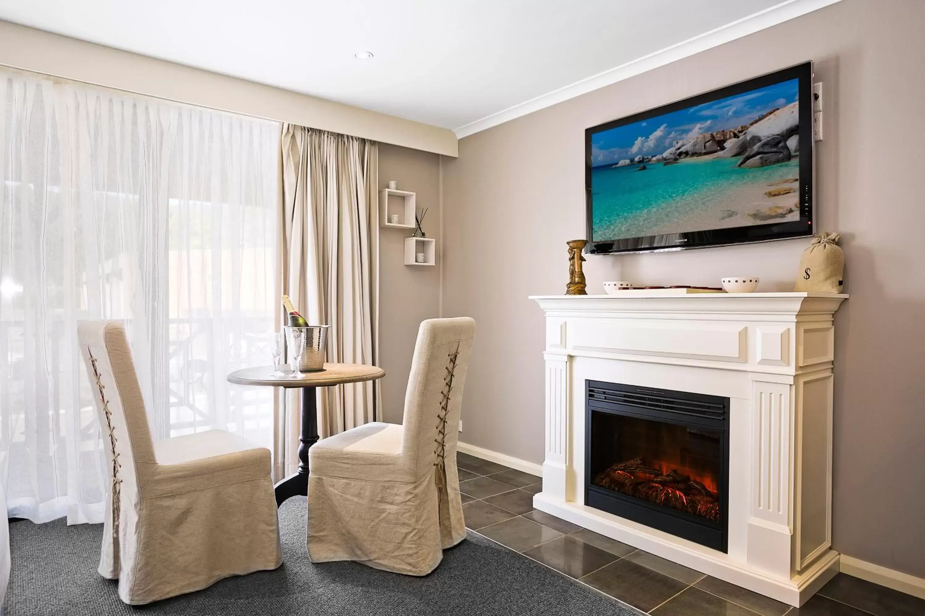 Seating area, TV/Entertainment Center in Best Western Sanctuary Inn