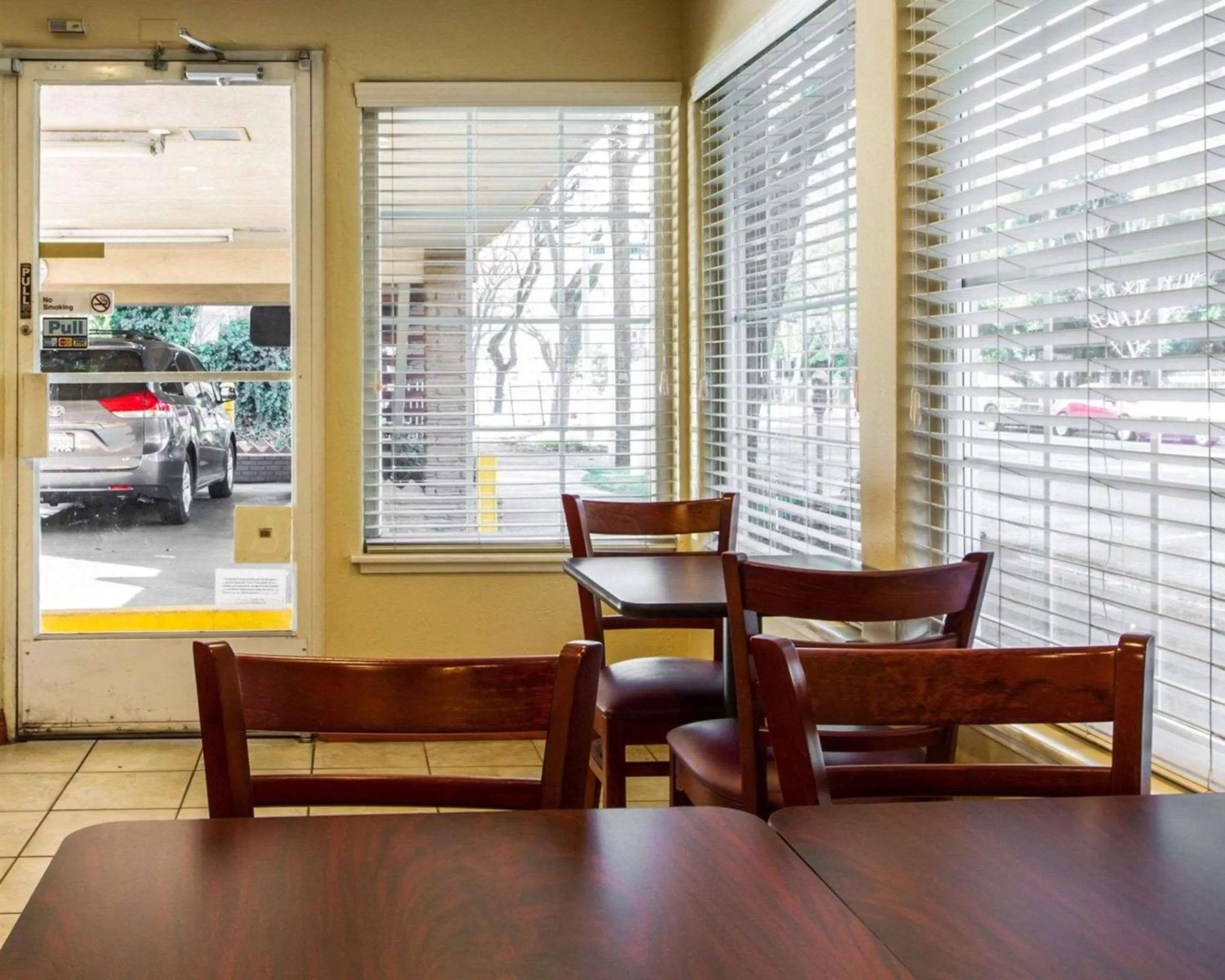 Restaurant/places to eat in Econo Lodge Sacramento Convention Center