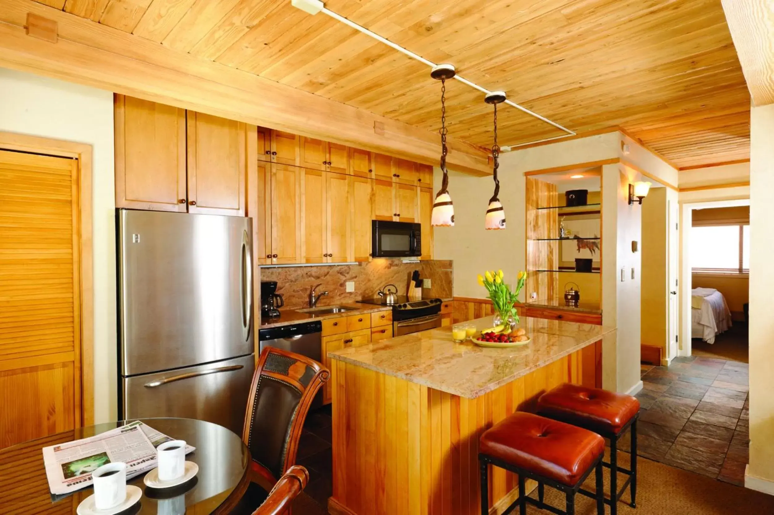 Coffee/tea facilities, Kitchen/Kitchenette in Aspen Square Condominium Hotel