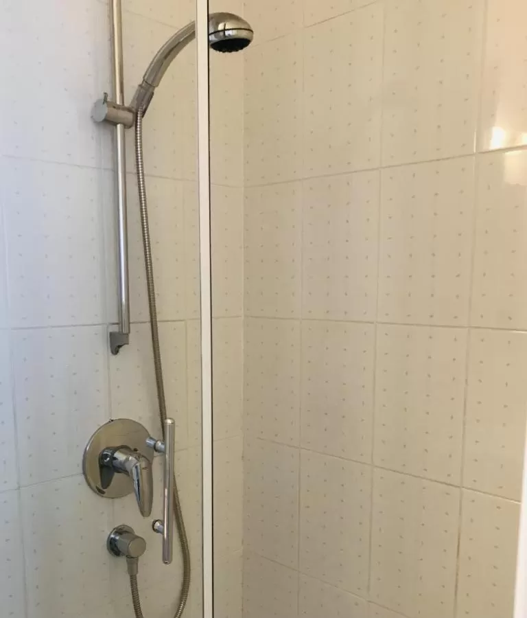 Shower in Hôtel Restaurant L'Atelier des Cousins