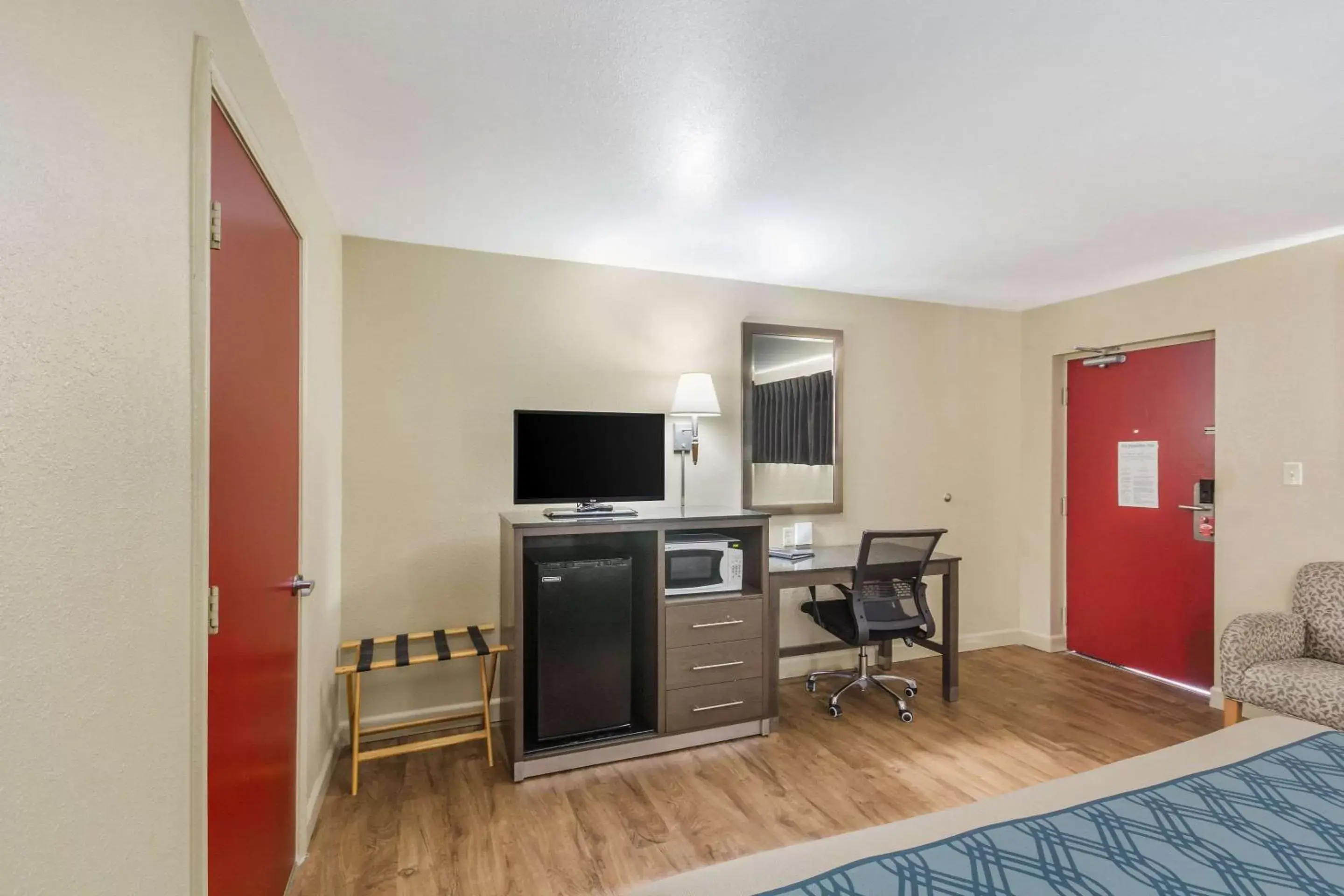 Photo of the whole room, TV/Entertainment Center in Econo Lodge Inn & Suites I-35 at Shawnee Mission