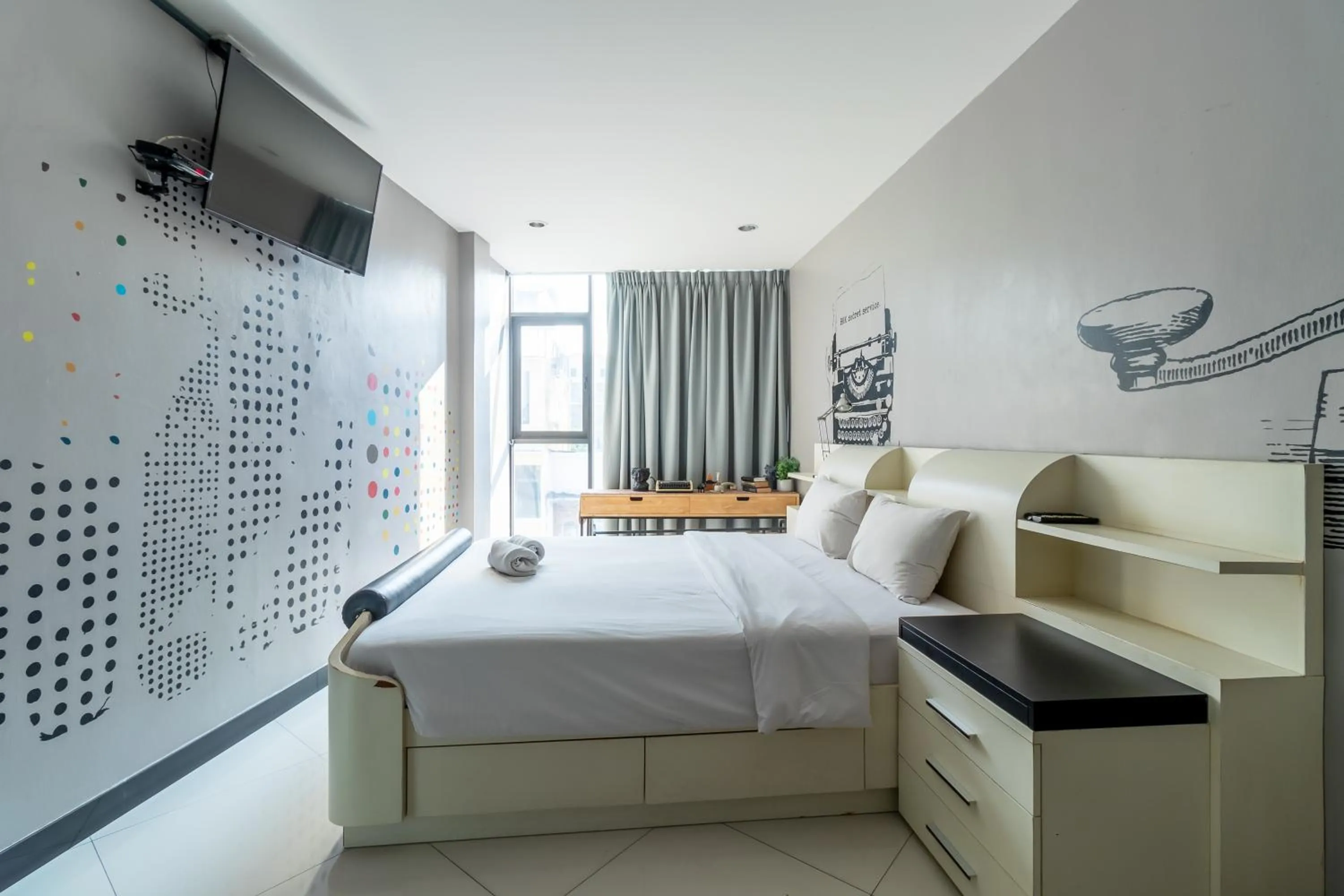 Photo of the whole room, Bed in The Secret Service