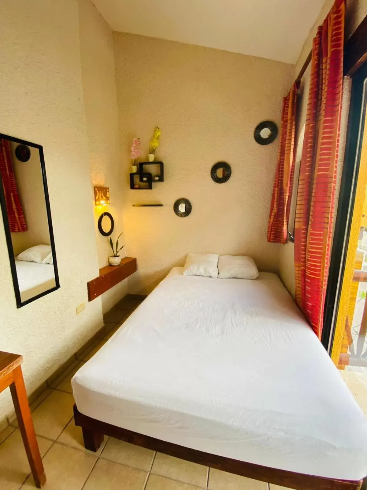 Caribbean Room with Terrace shared bathroom in Hotel Bosque Caribe, 5th Av. zone