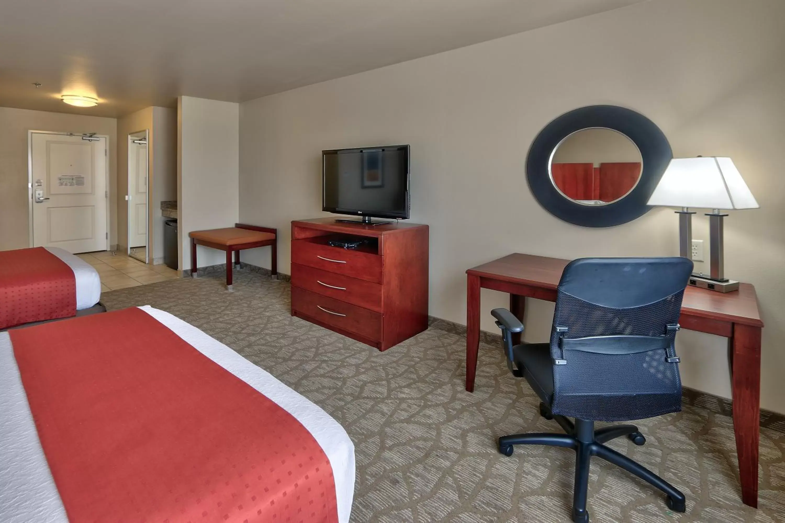 Photo of the whole room, Bed in Holiday Inn Roswell by IHG Photo of the whole room, Bed in Holiday Inn Roswell by IHG