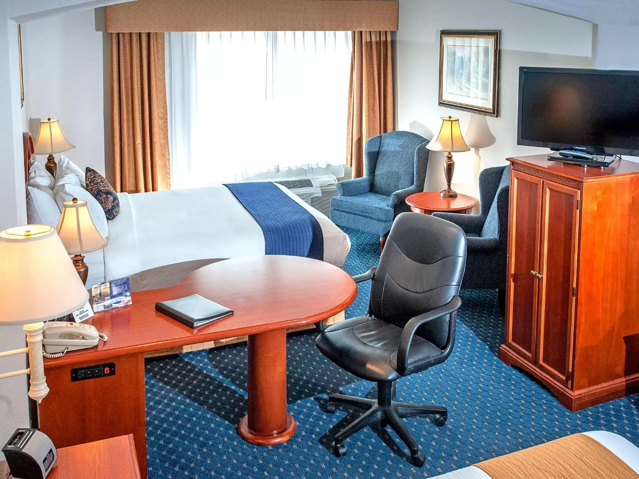 Bedroom, Seating Area in SureStay Plus Hotel by Best Western Billings