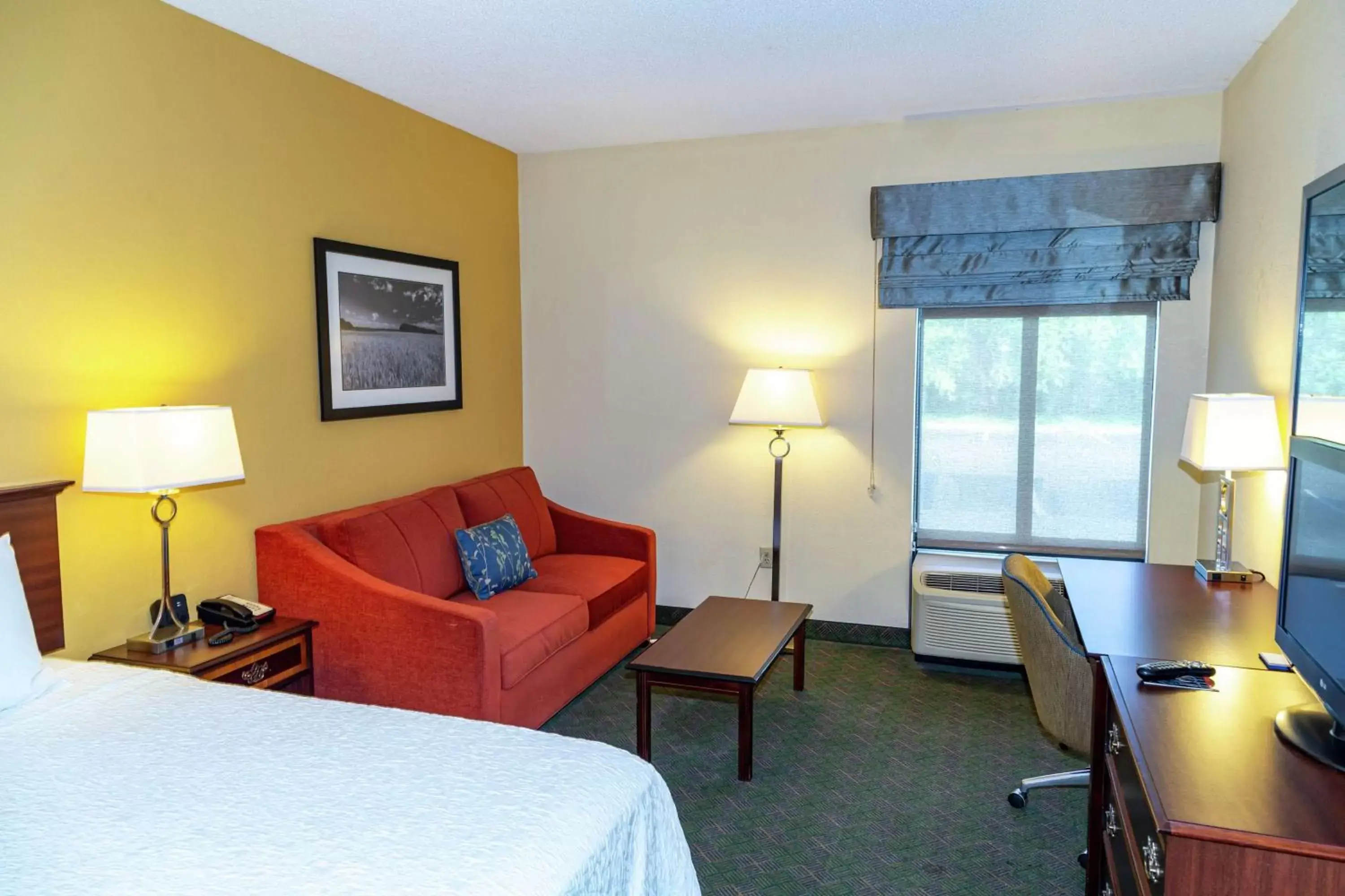 Photo of the whole room, Seating Area in Hampton Inn New Philadelphia