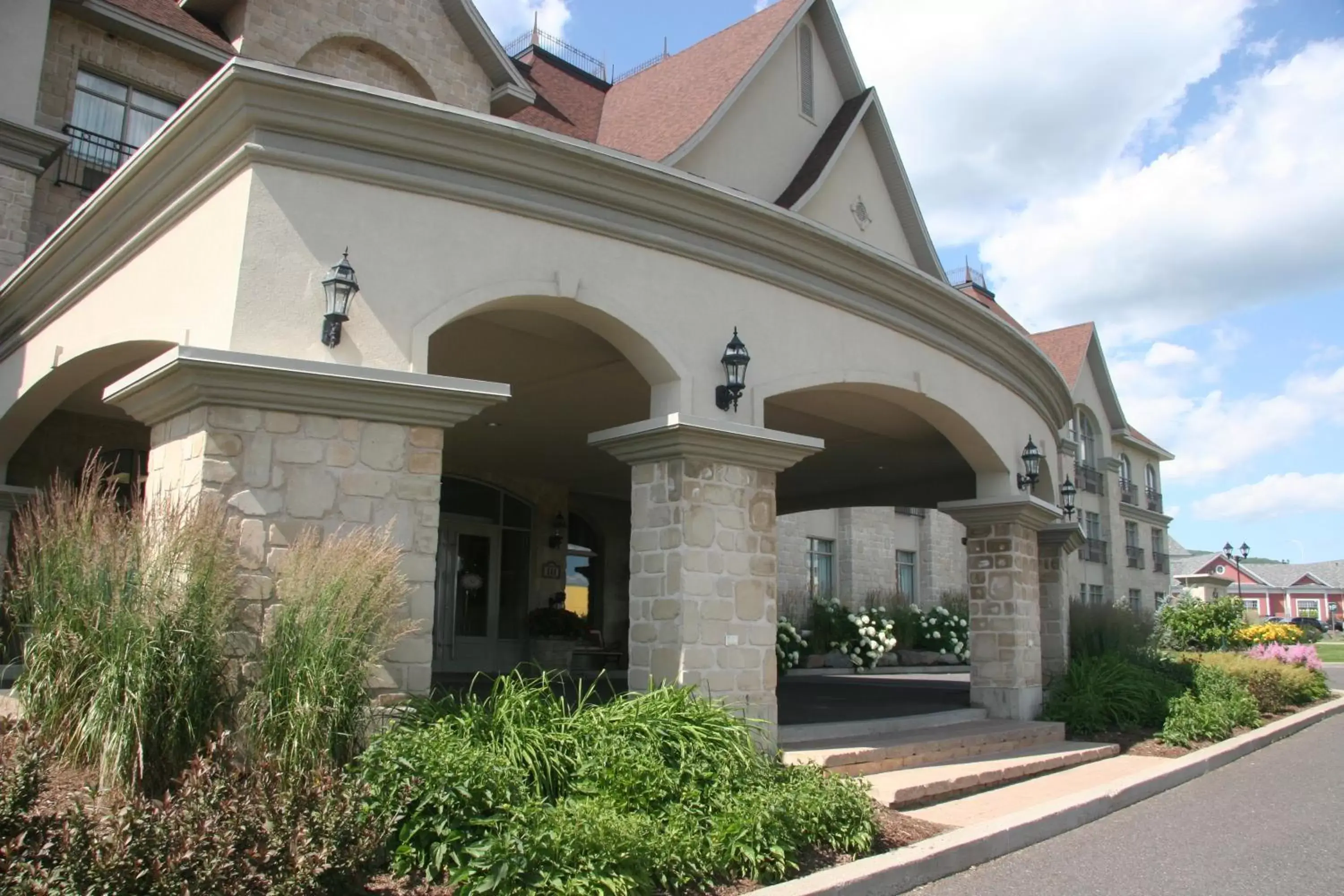 Facade/entrance in Hotel Vallea Bromont