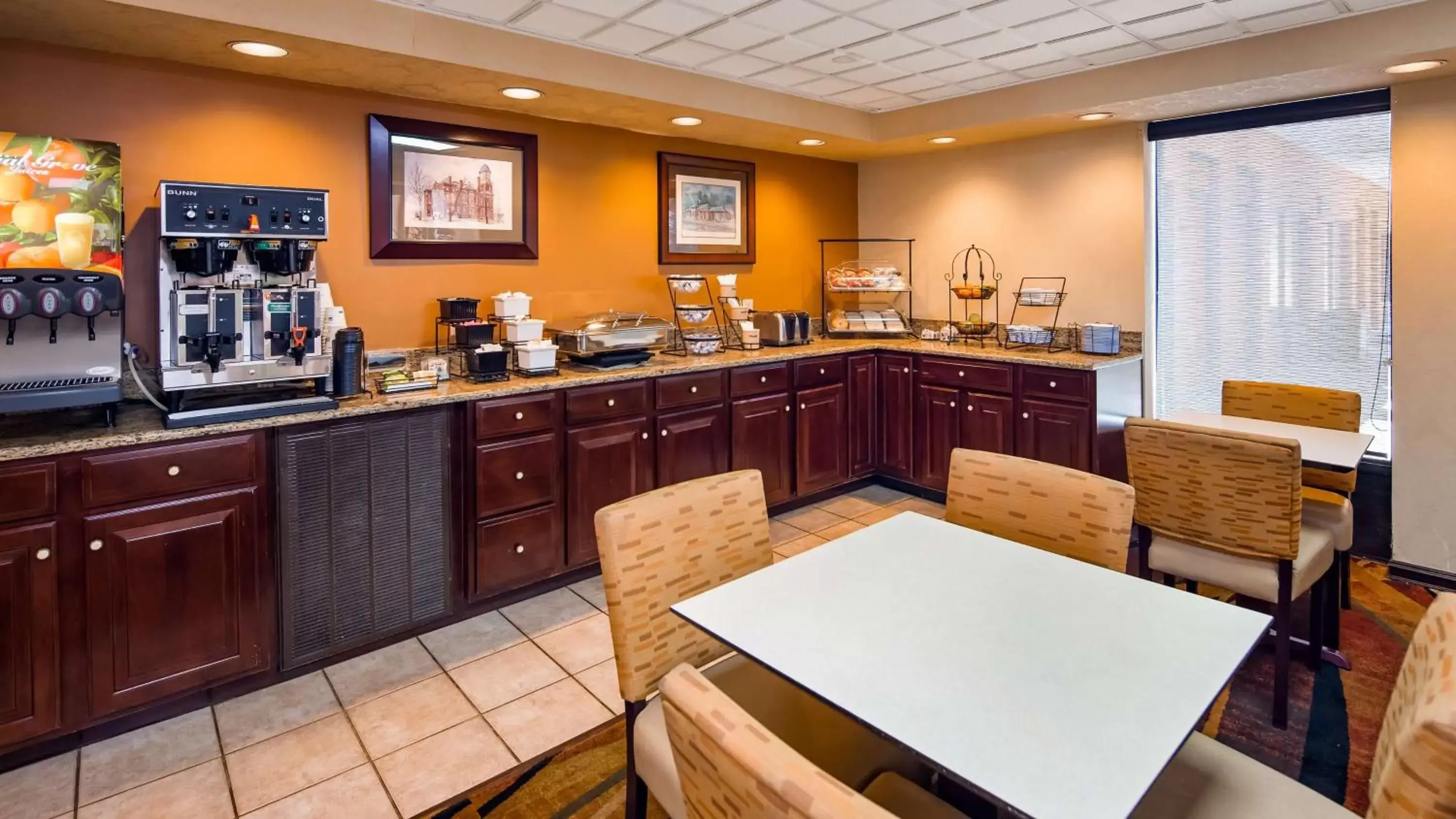 Dining area, Restaurant/Places to Eat in Best Western Thunderbird Motel