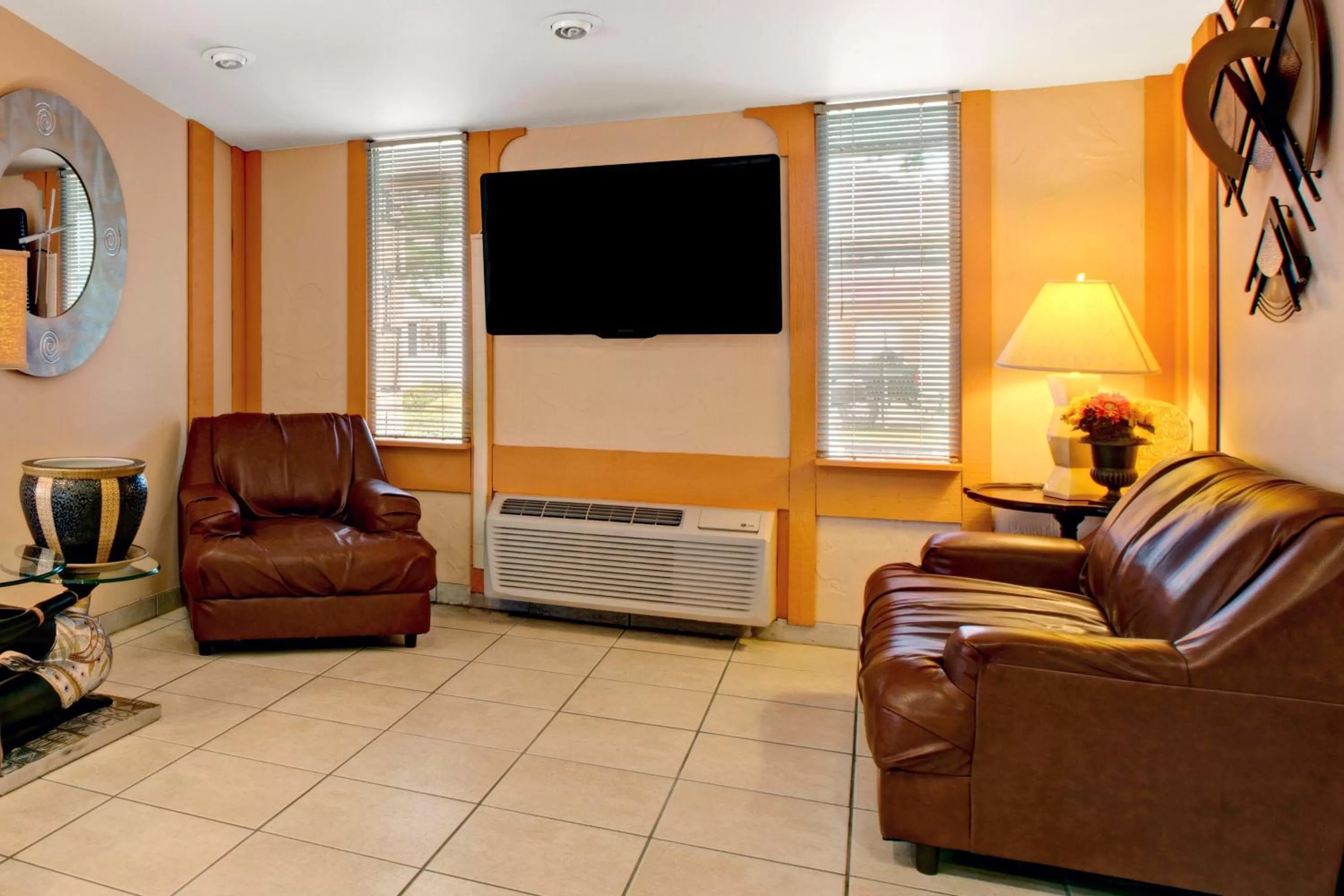 Communal lounge/ TV room in Knights Inn Greensburg