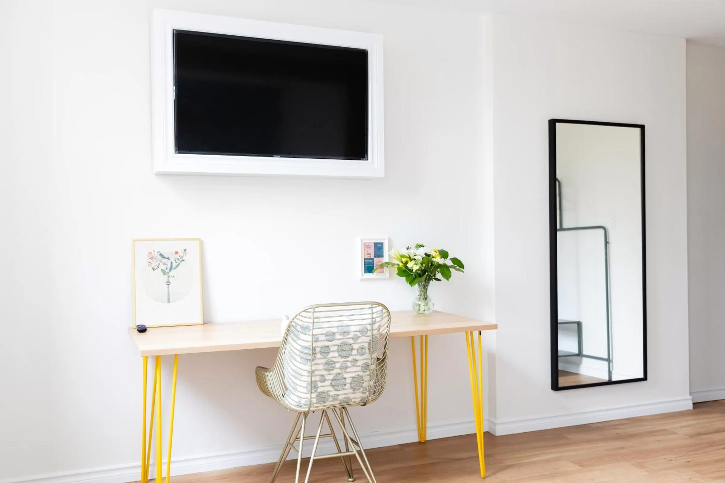 Bedroom, TV/Entertainment Center in Pembroke Inn