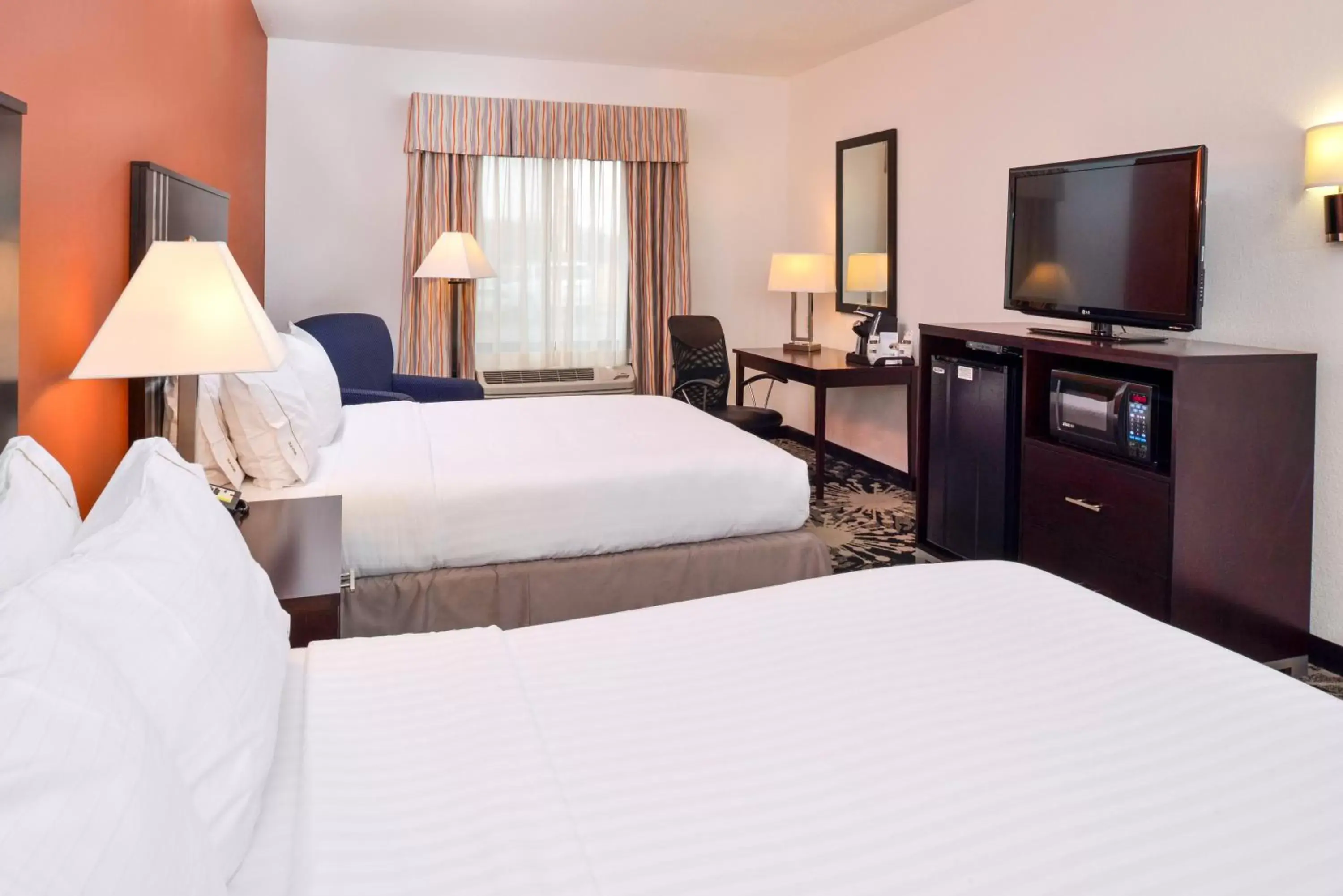 Photo of the whole room, Bed in Holiday Inn Express & Suites Greenfield, an IHG Hotel