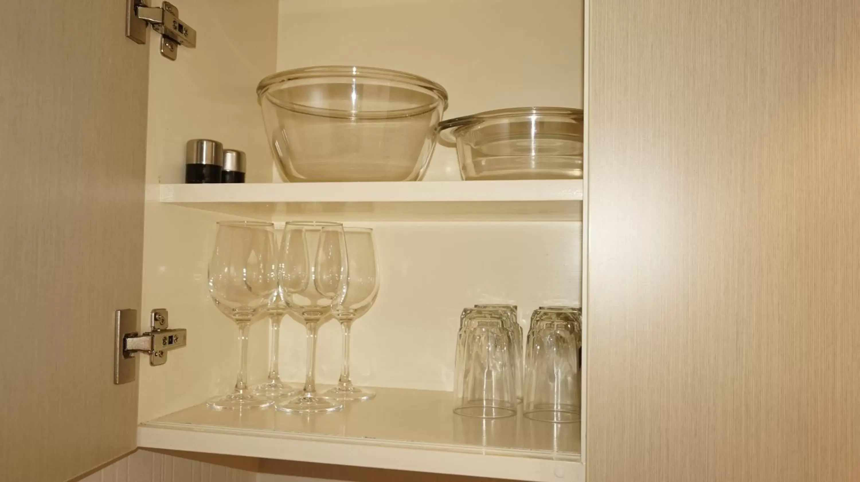 Kitchen or kitchenette, Bathroom in Ashleigh Court Motel