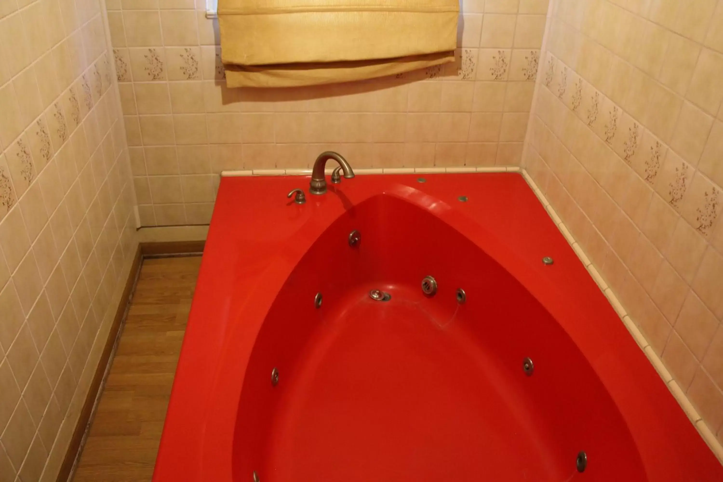 Hot Tub, Bathroom in Glen Tavern Inn