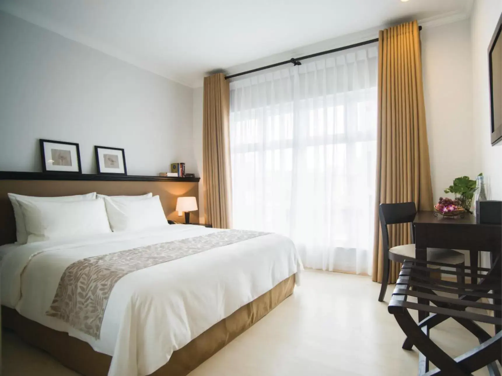 Bedroom, Bed in The Alcove Library Hotel