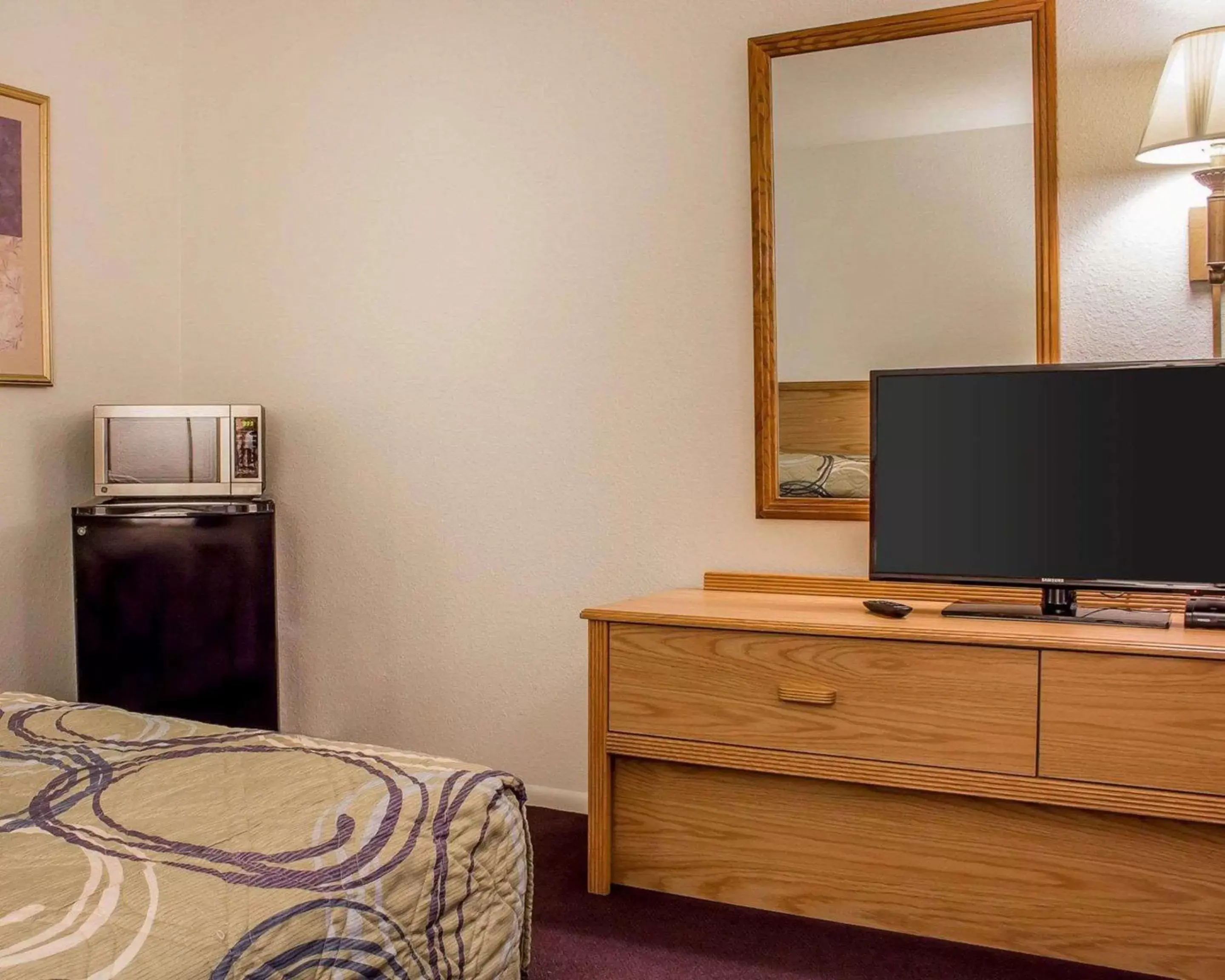 Photo of the whole room, TV/Entertainment Center in Rodeway Inn Silver Creek Inn