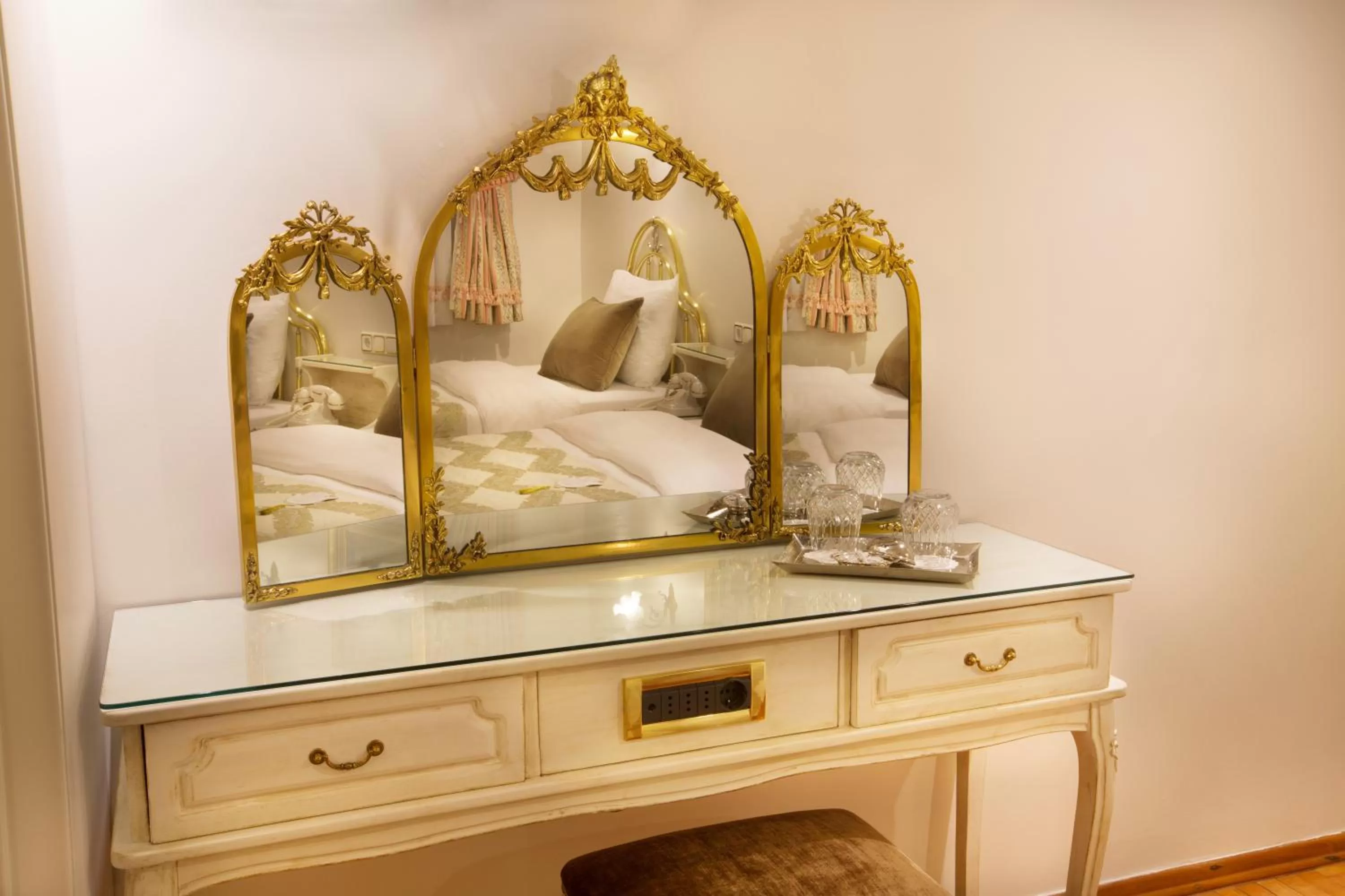 Decorative detail, Bed in Valide Sultan Konagi