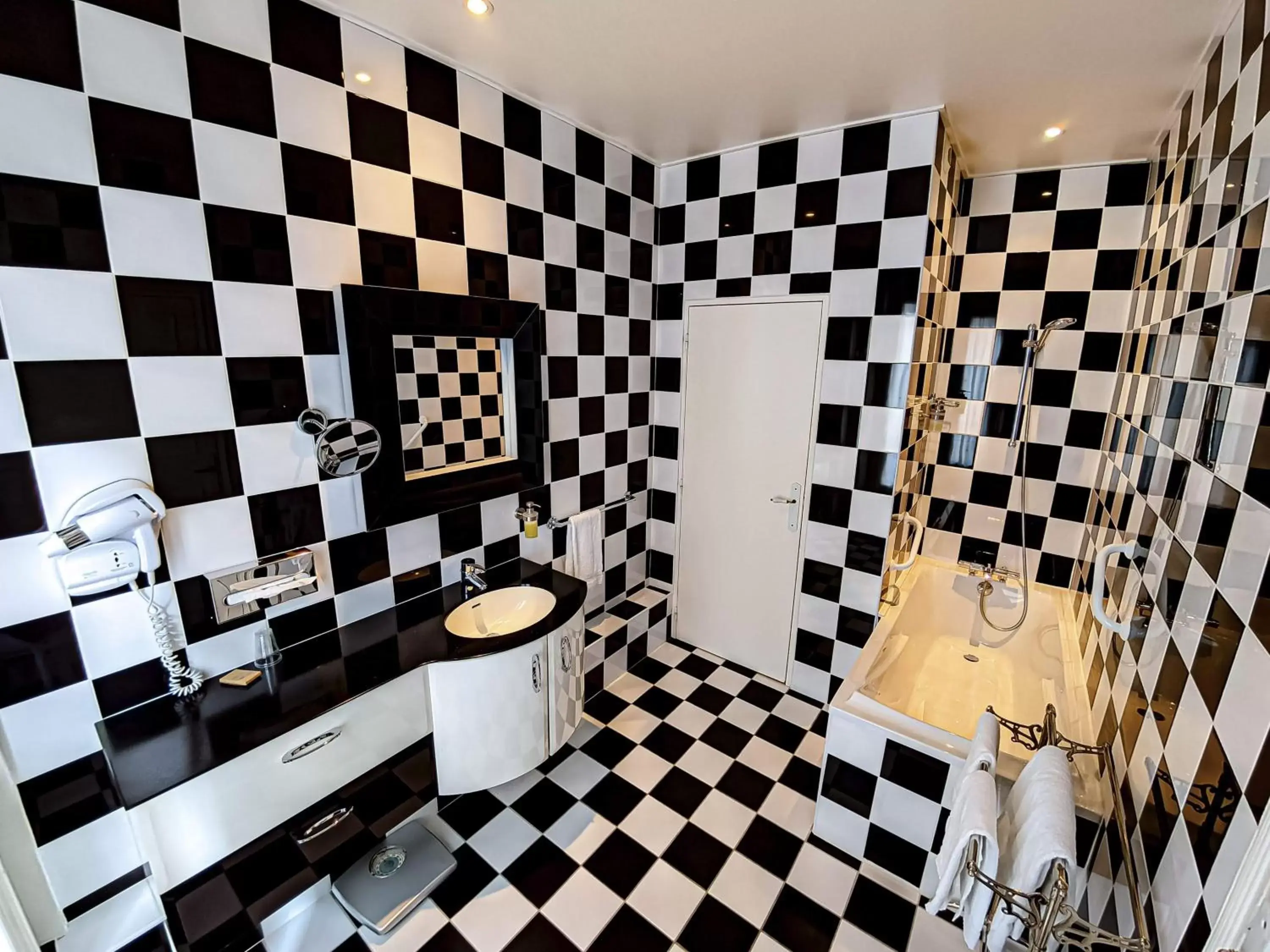 Bathroom in Hôtel de l'Abeille