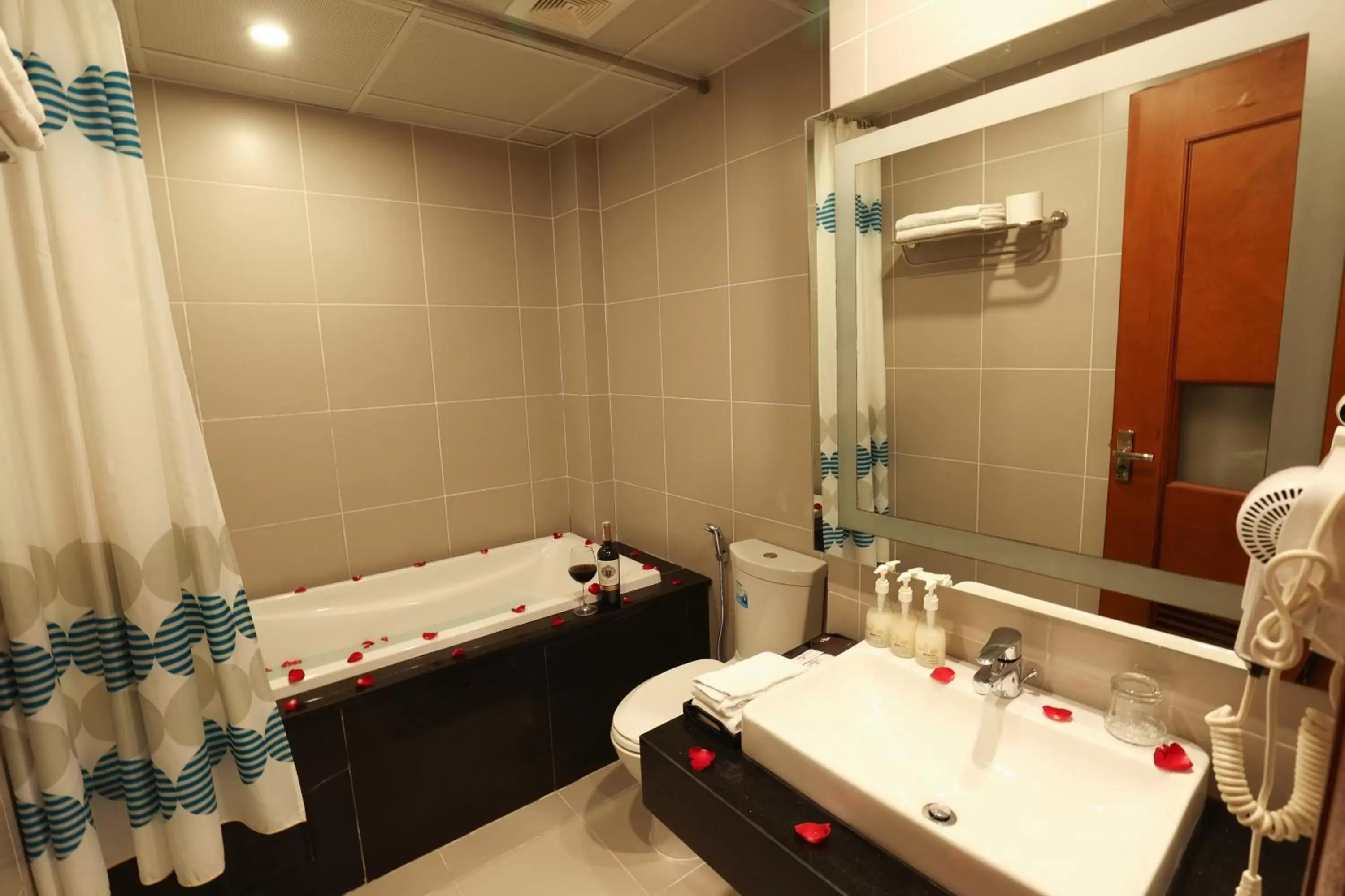 Bed, Bathroom in Gallant Hotel