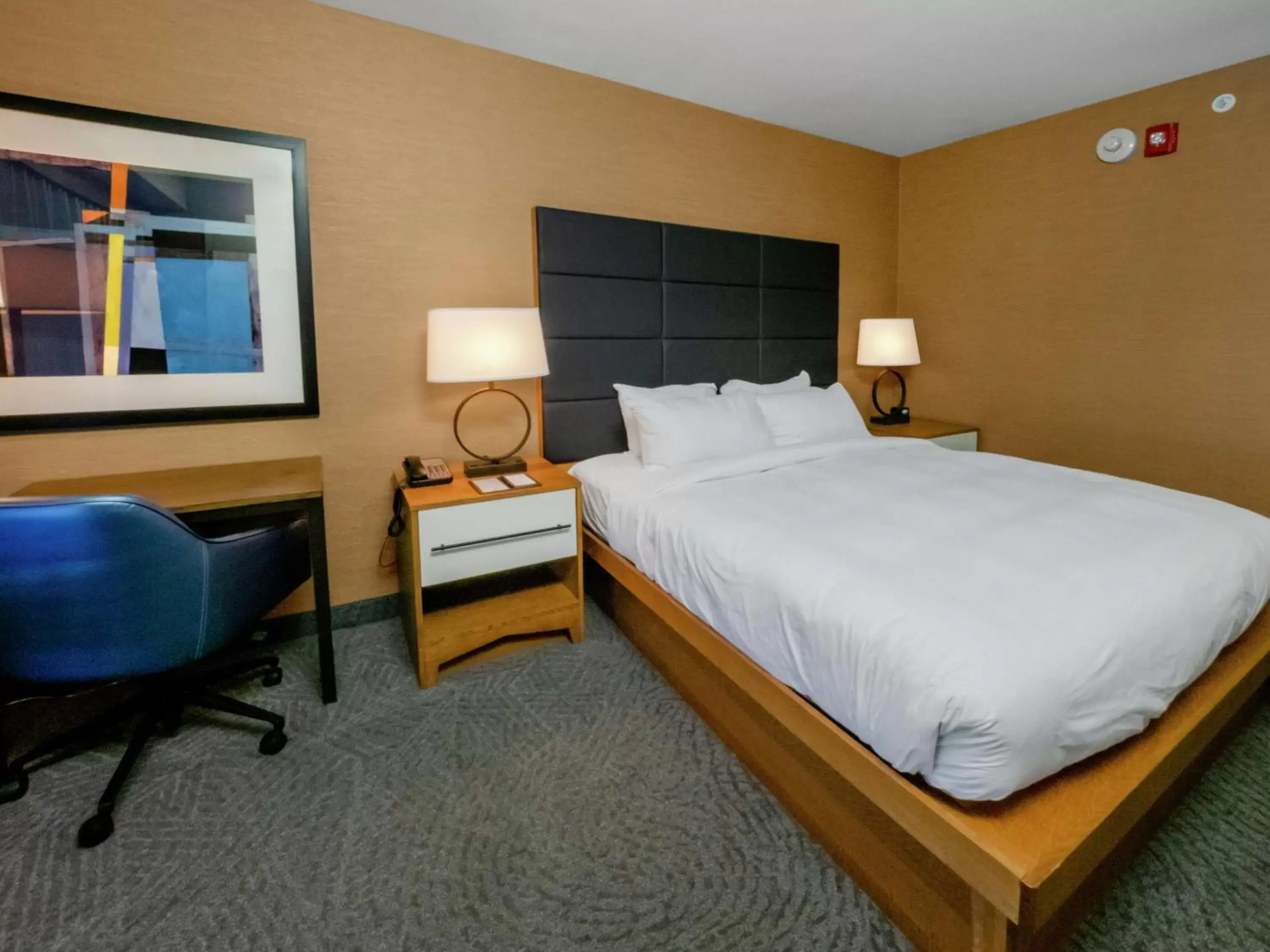 Bed in DoubleTree by Hilton Hotel Niagara Falls New York