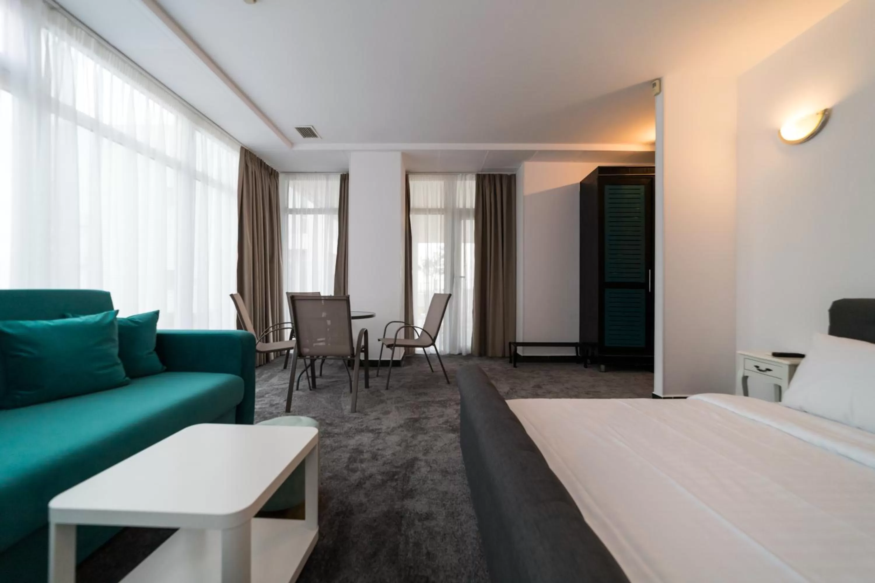 Bed, Seating Area in Avenue Palm Eforie - Avenue Hotels