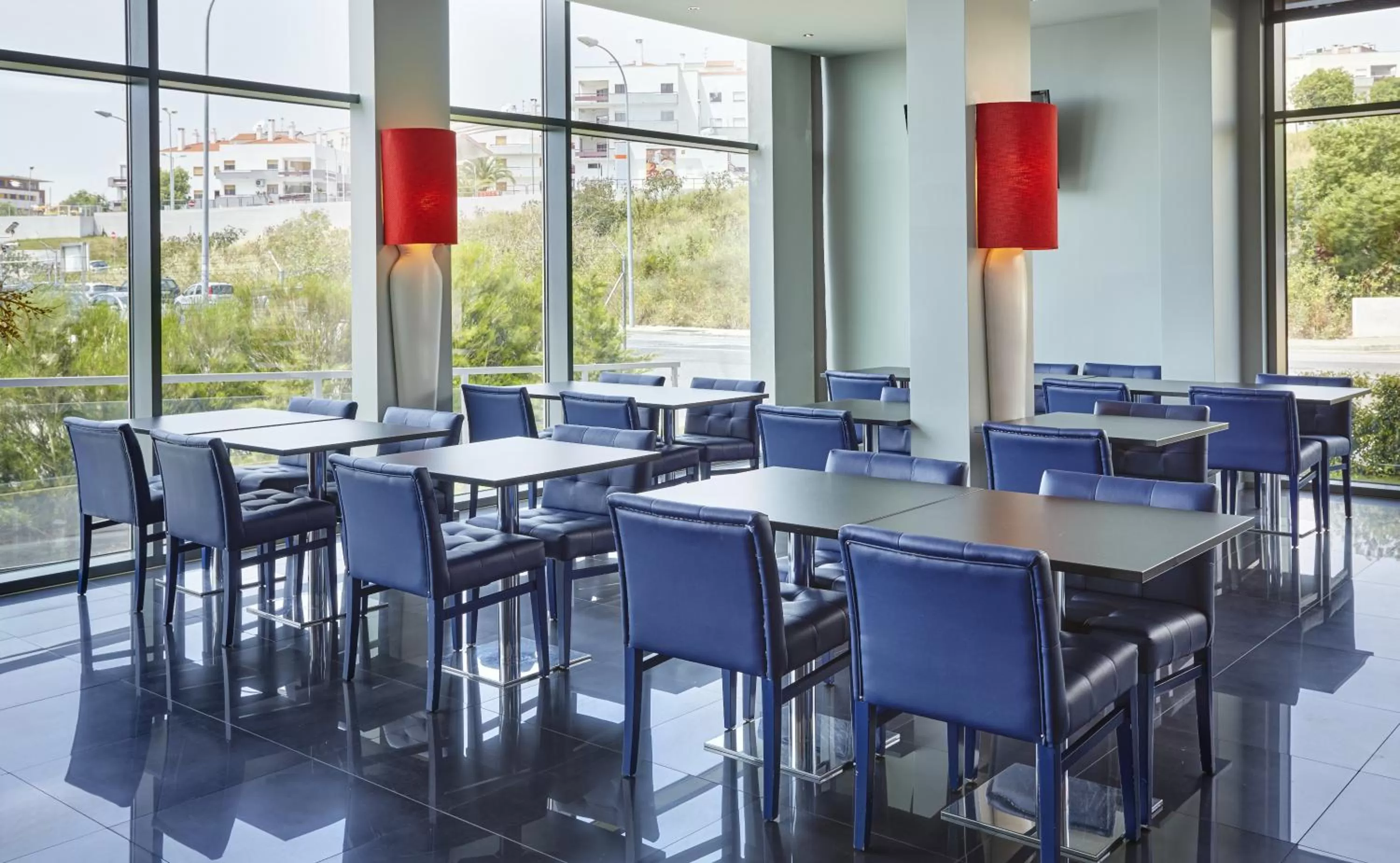 Restaurant/places to eat in Holiday Inn Express Lisbon Alfragide by IHG