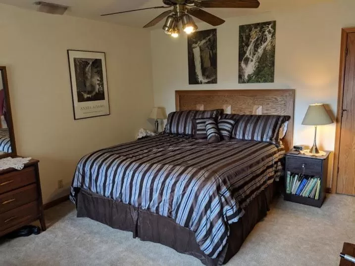 Bedroom, Bed in Yosemite Nights Bed & Breakfast