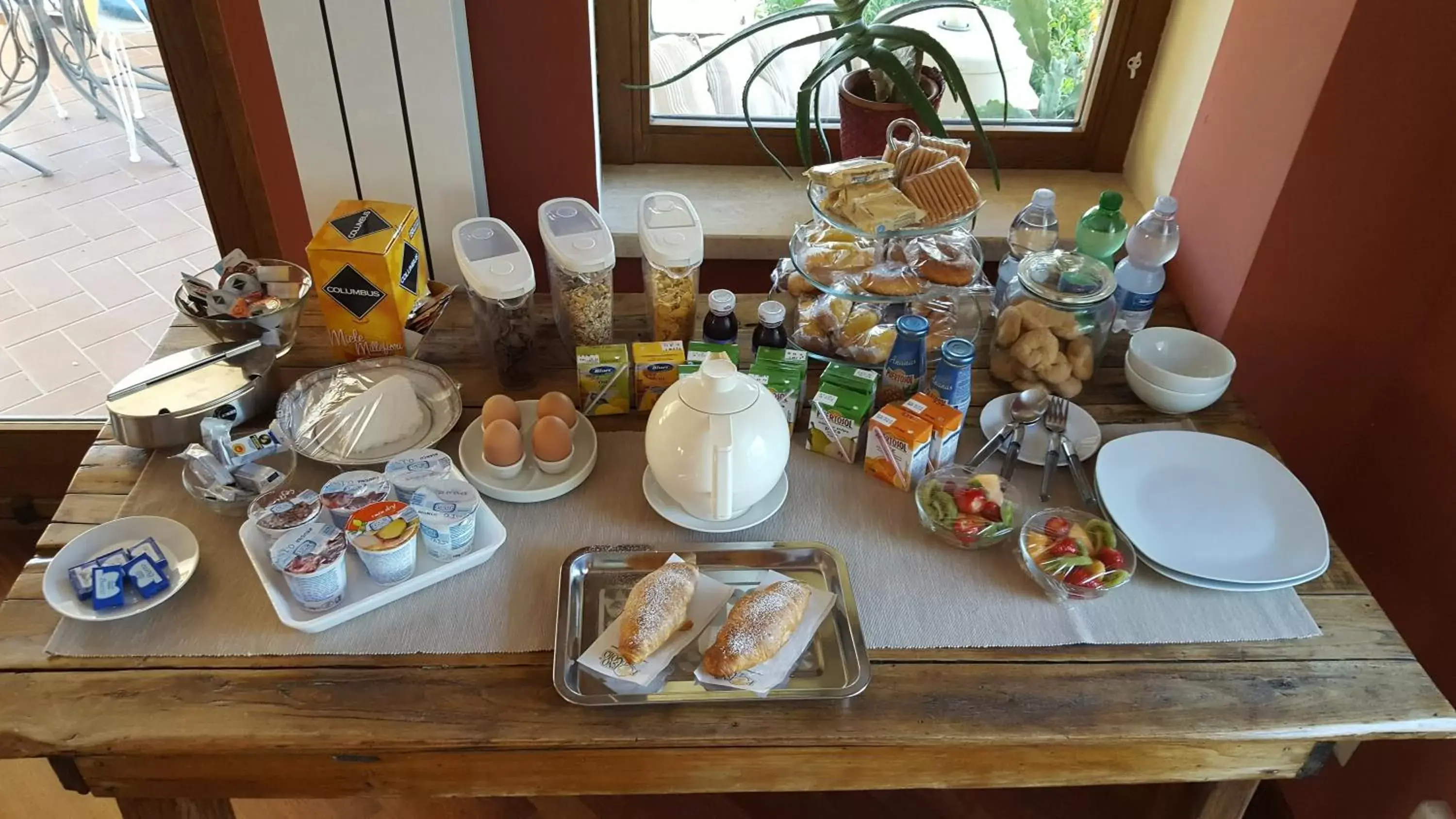 Buffet breakfast in Il Nido del Falco