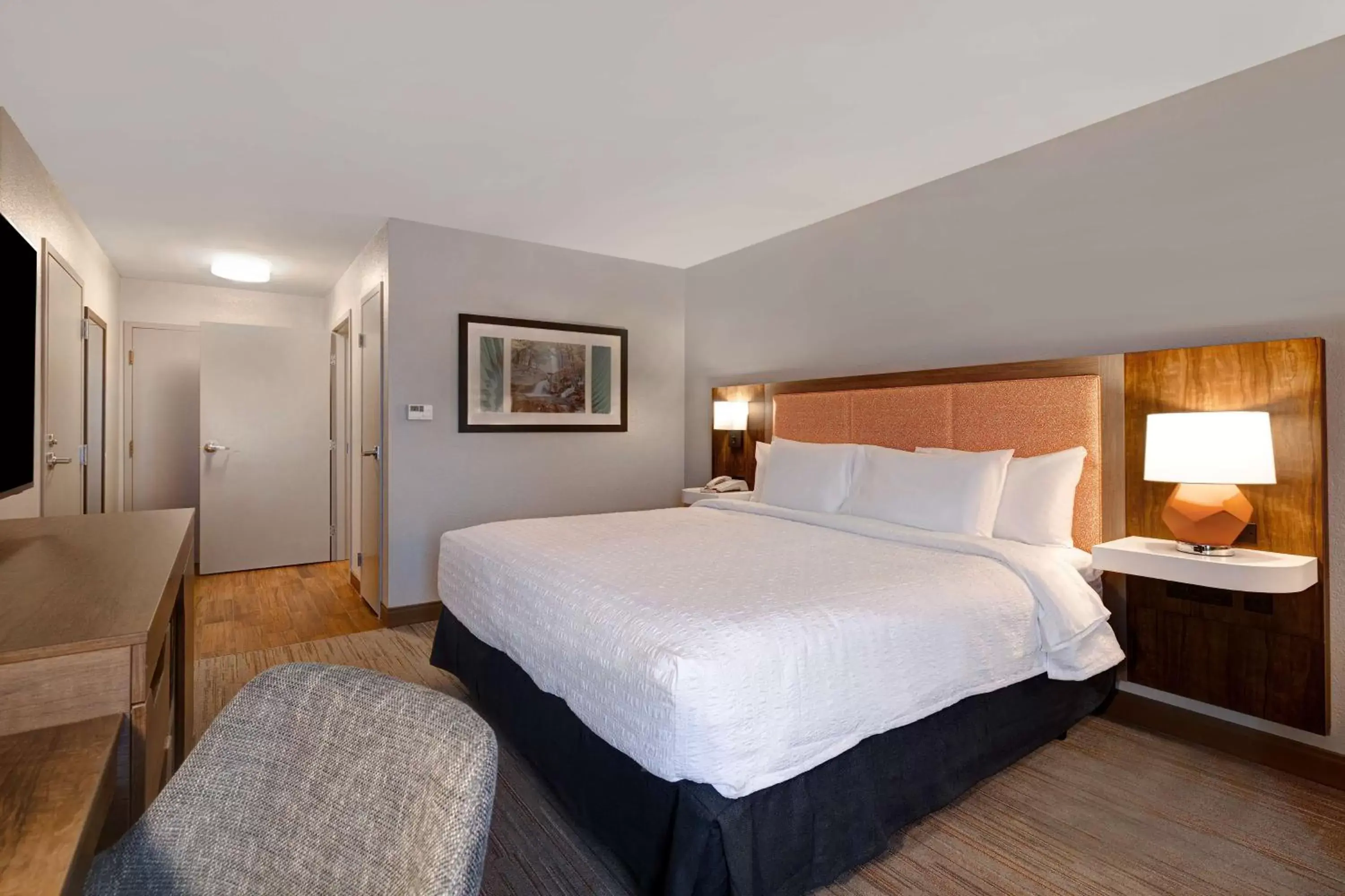 Bed in Hampton Inn & Suites by Hilton in Hot Springs, Arkansas