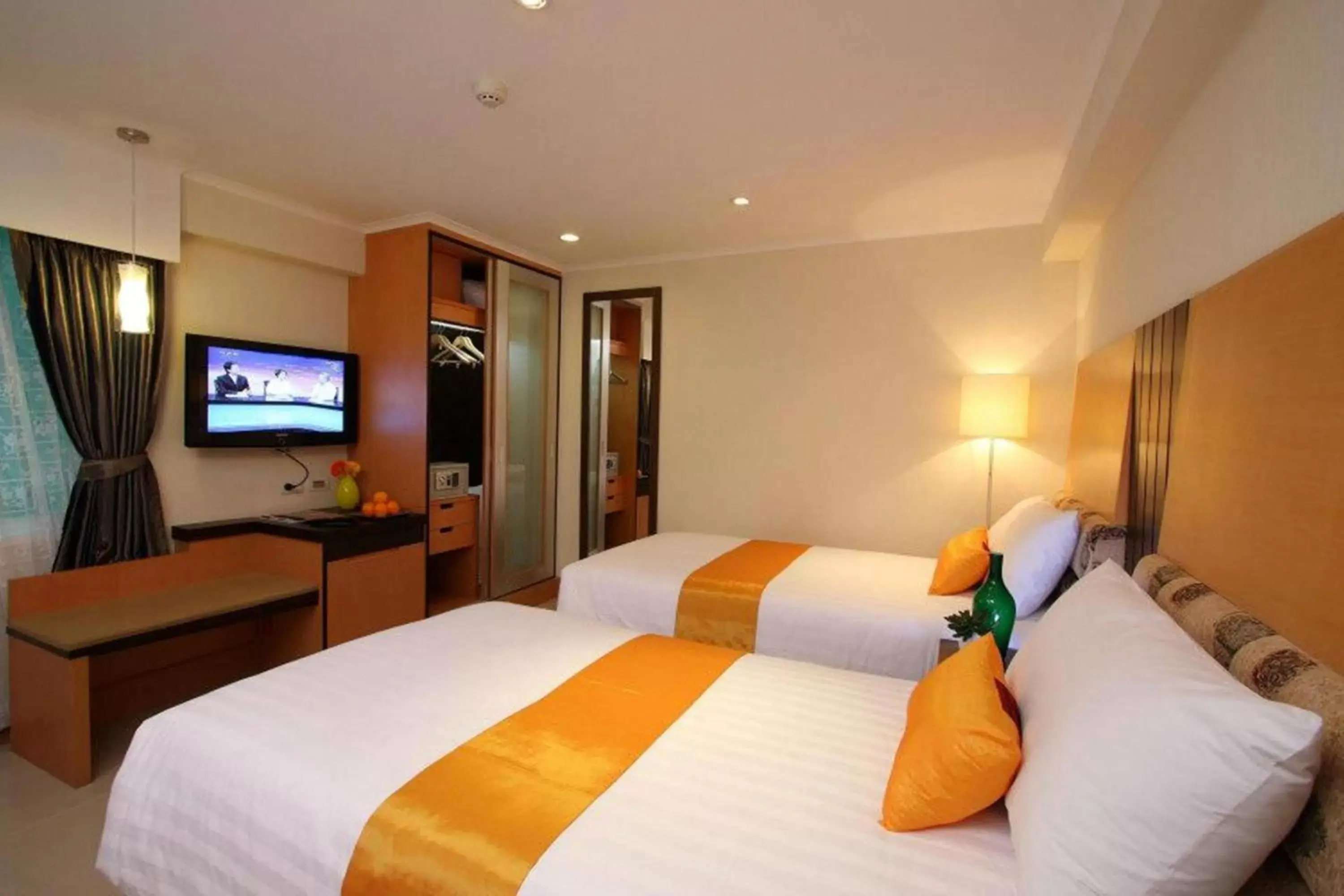 Photo of the whole room, Bed in Citin Pratunam Bangkok by Compass Hospitality