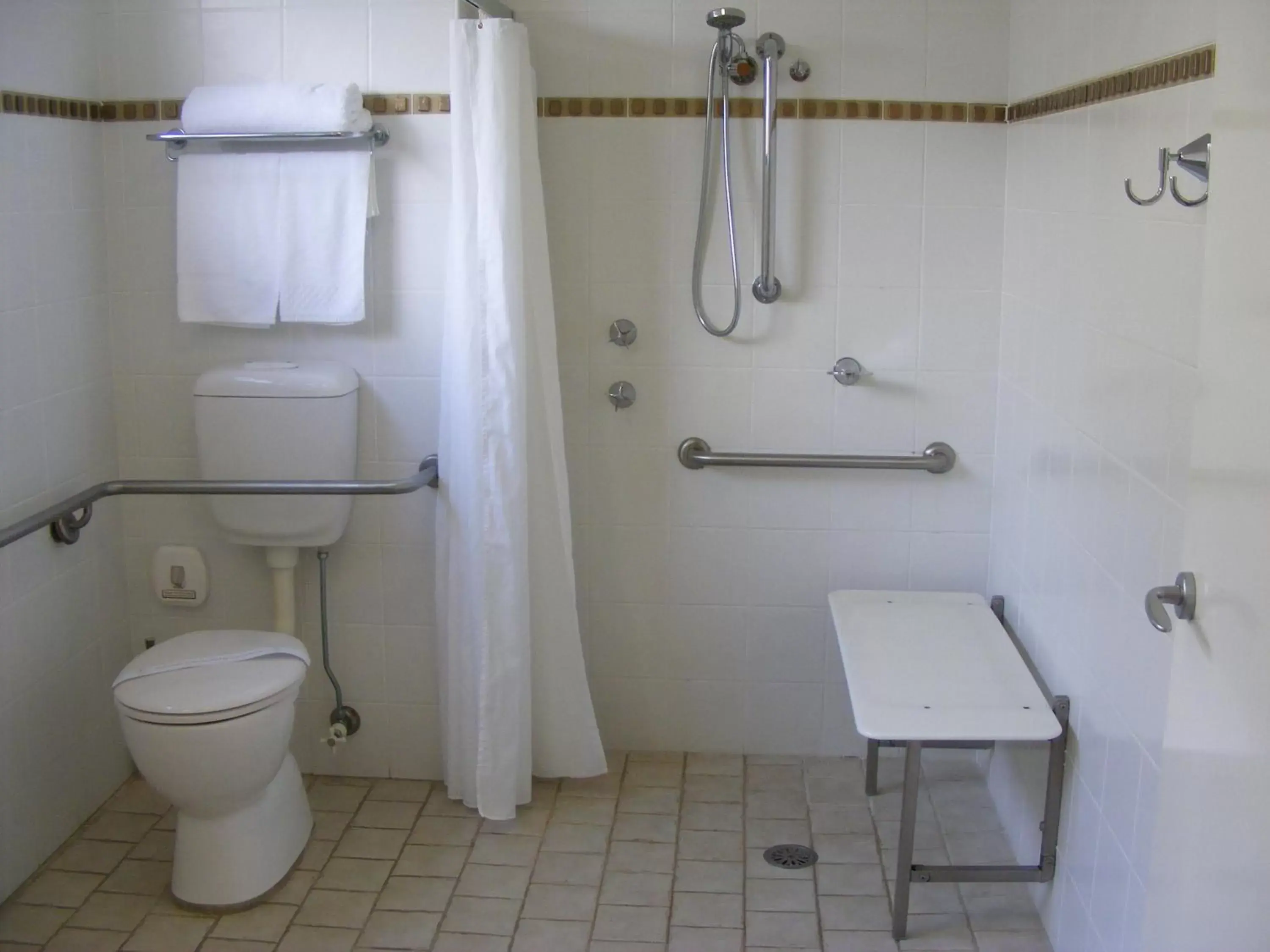 Bathroom in Rockpool Motor Inn