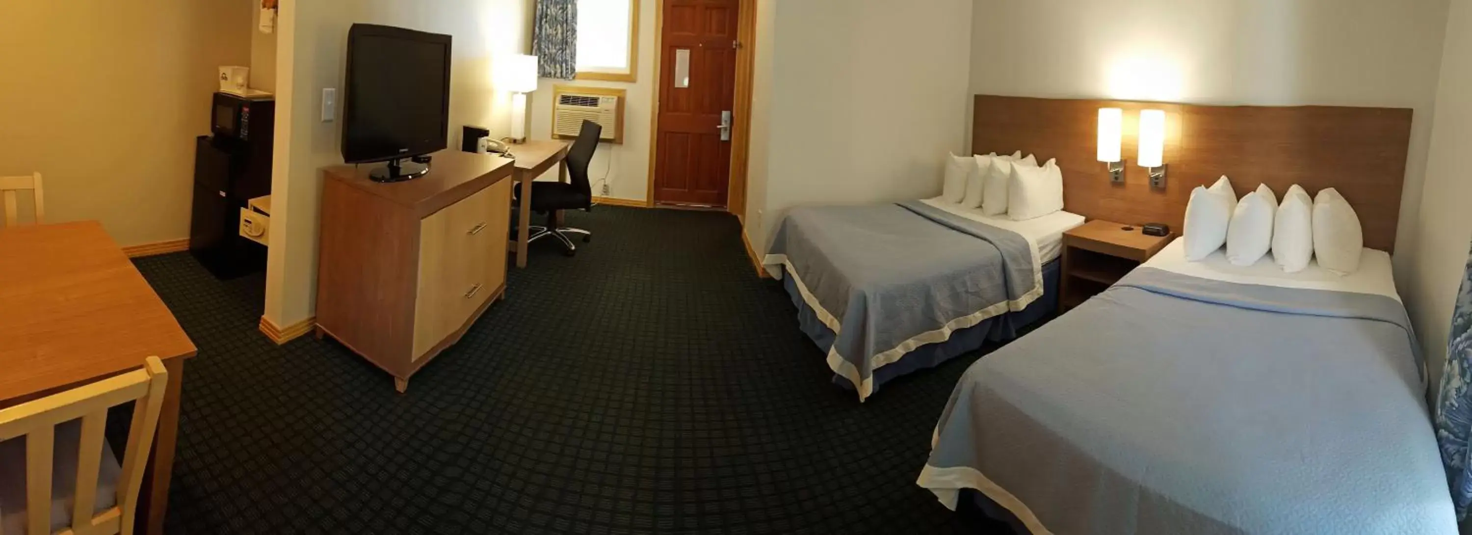 Bed in Days Inn by Wyndham Kill Devil Hills Oceanfront - Wilbur