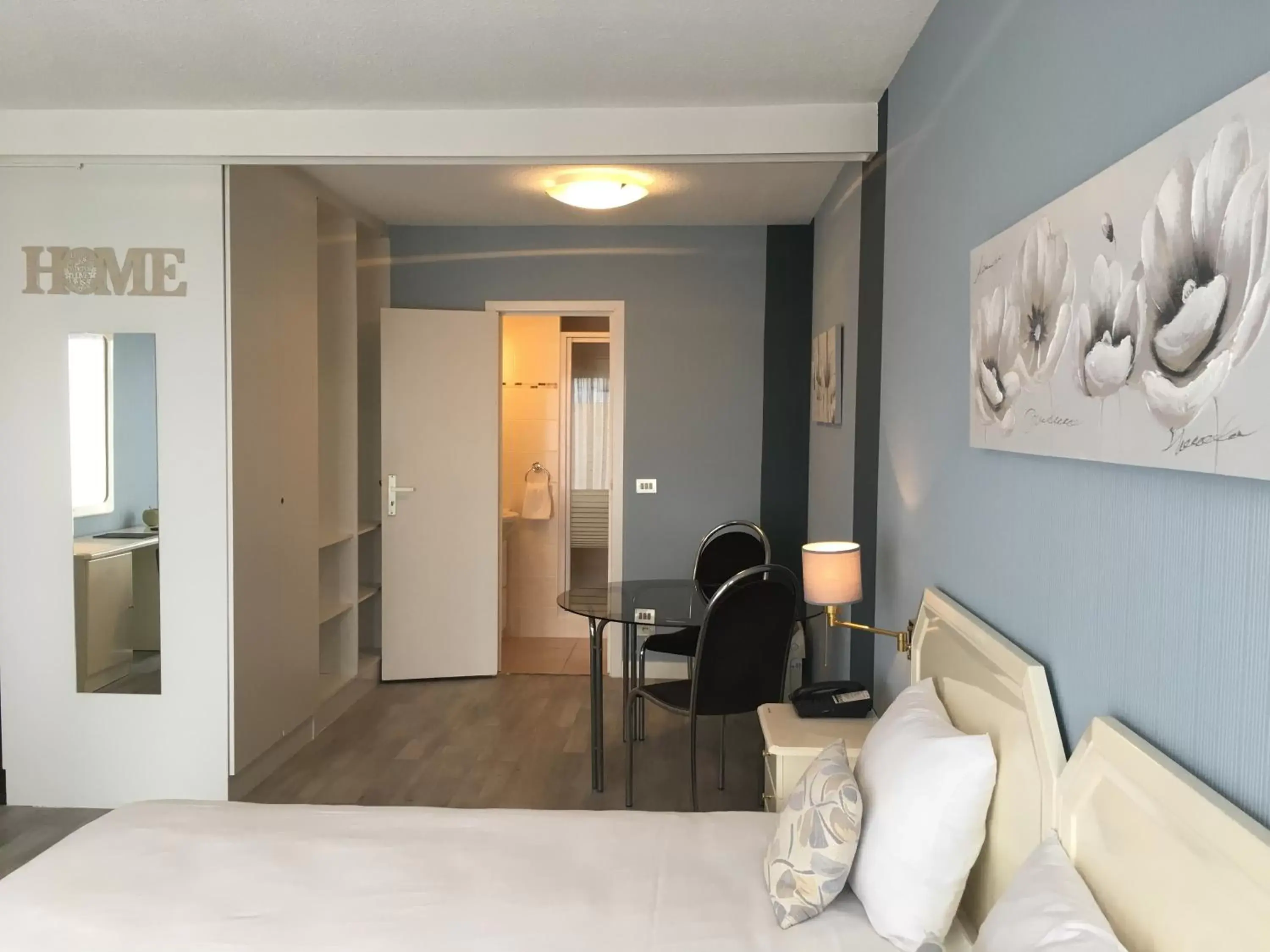 Shower, Bed in First Euroflat Hotel