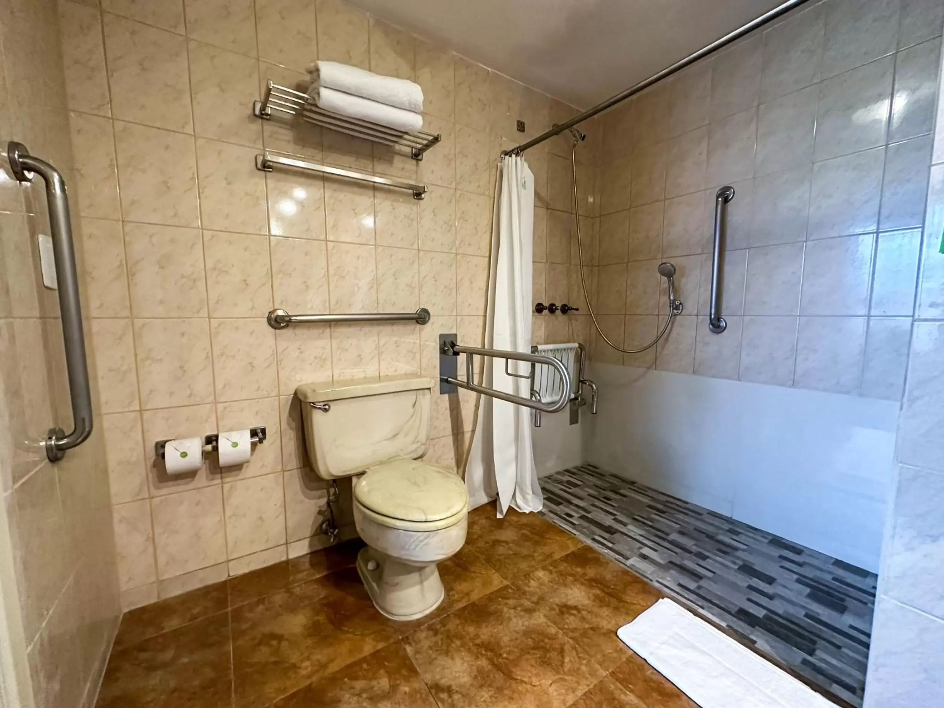 Bathroom in La Quinta by Wyndham Quito