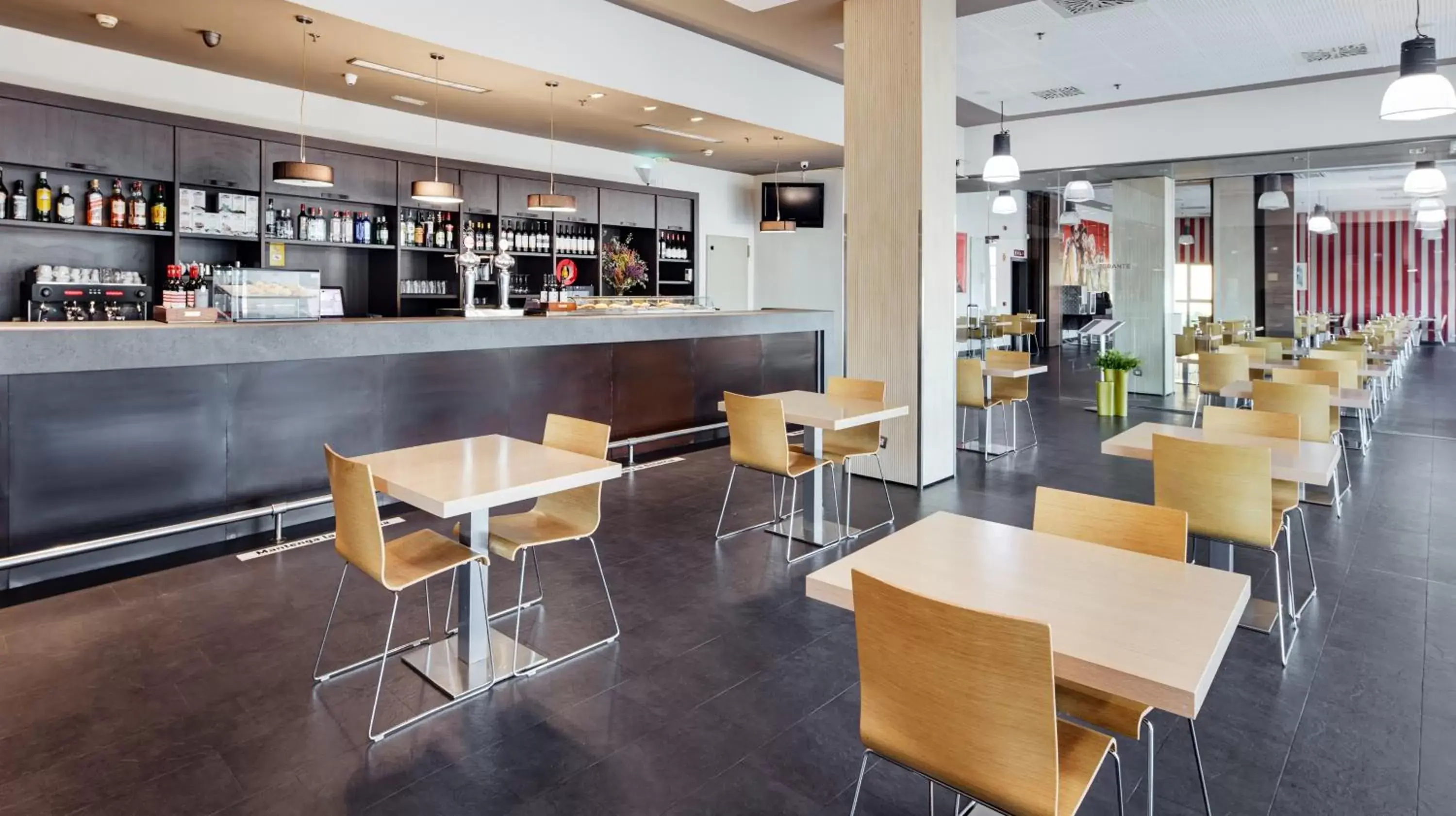 Lounge or bar in Sercotel Plaza Feria Lounge or bar in Sercotel Plaza Feria