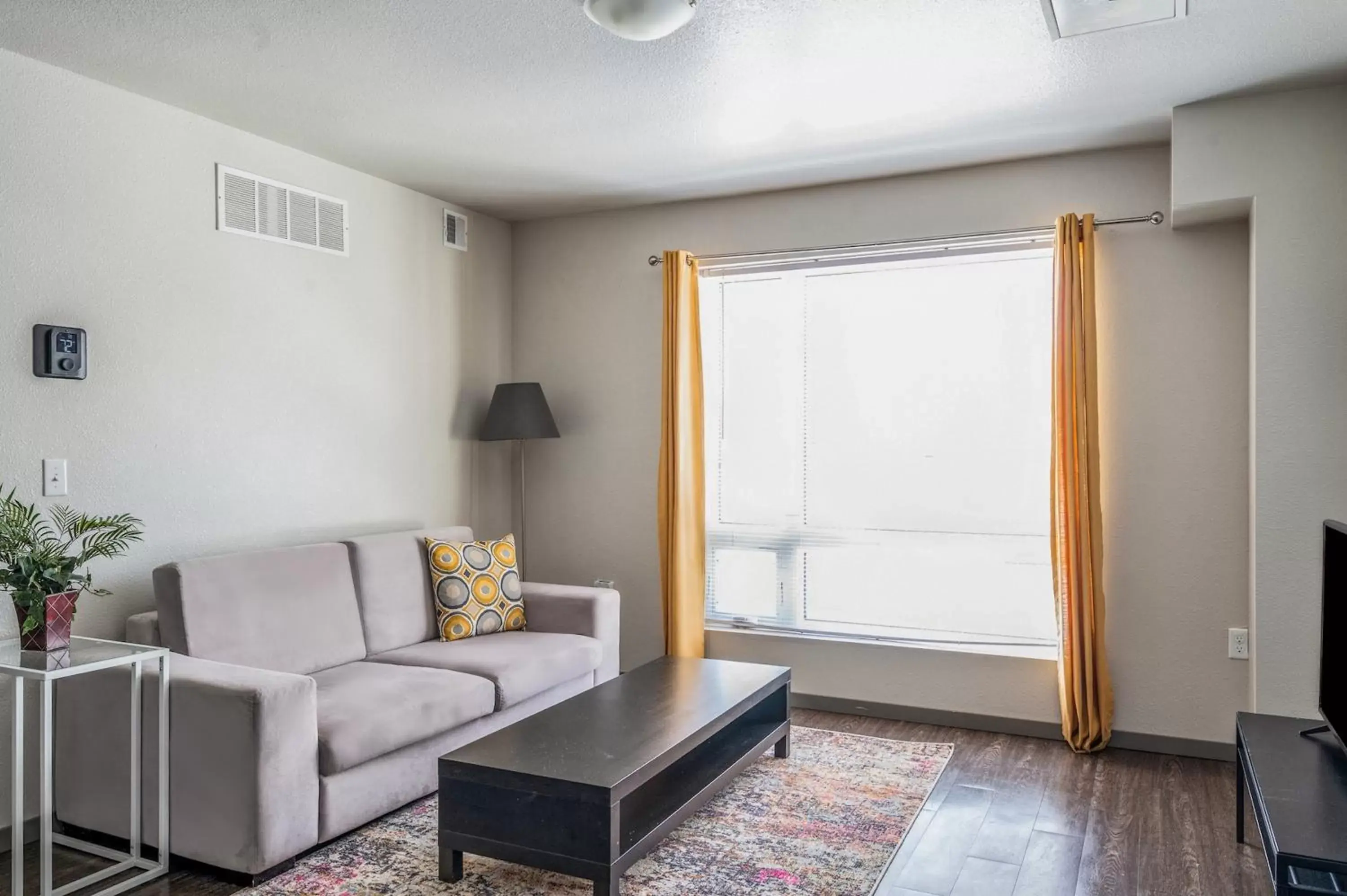 Two-Bedroom Apartment (Self Check-in with Virtual Front Desk) in Kasa University Avenue Minneapolis