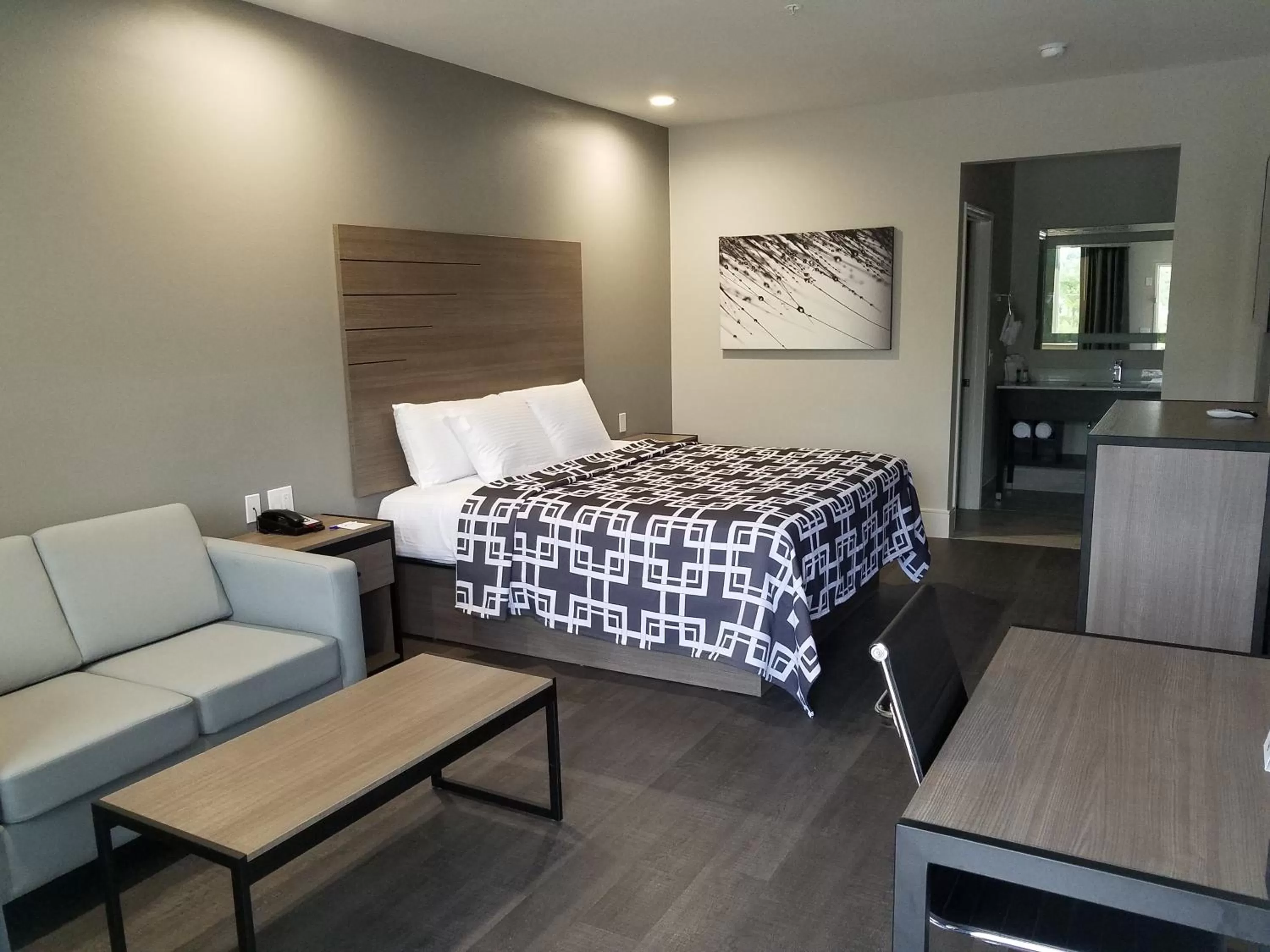 Photo of the whole room, Bed in Palace Inn Blue Tomball Parkway