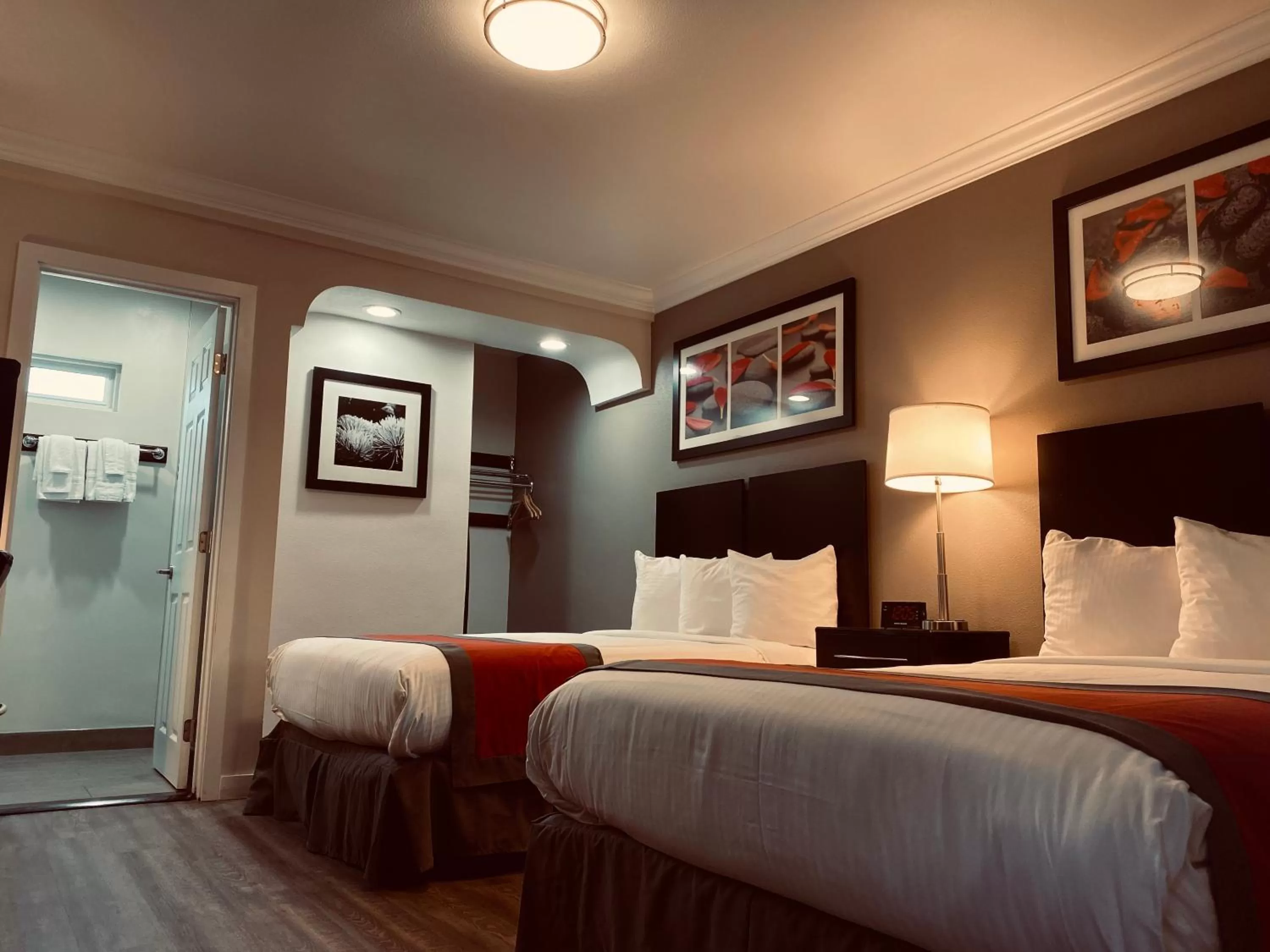 Bathroom, Bed in The Lexmar - Dodger Stadium Hollywood