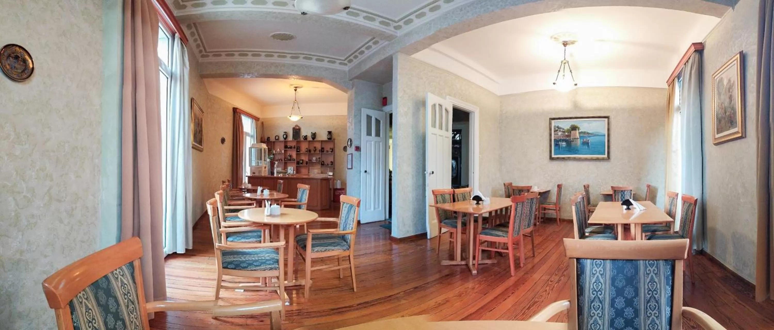 Restaurant/places to eat in Cecil Hotel