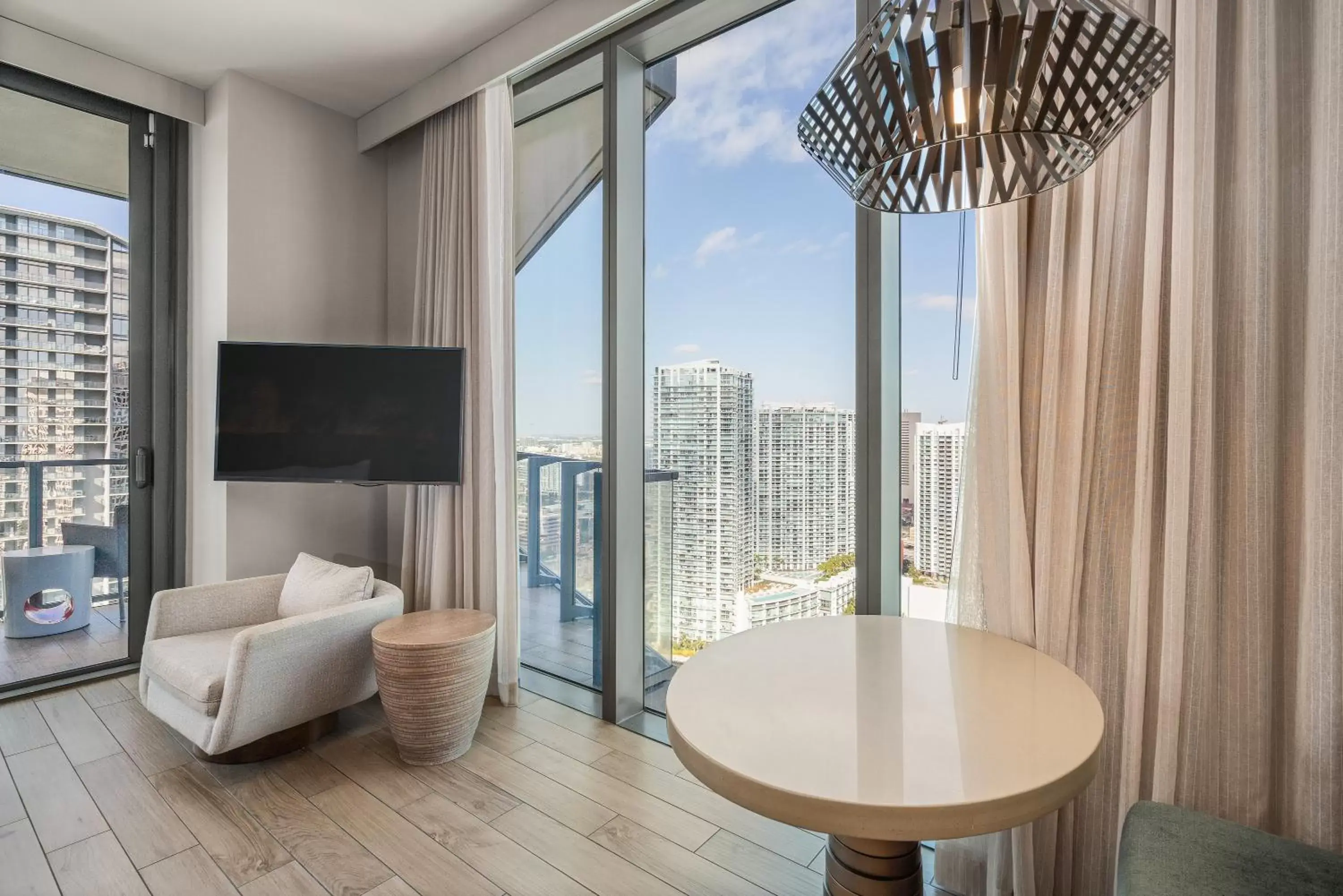 Corner Plus King in EAST Miami Corner Plus King in EAST Miami