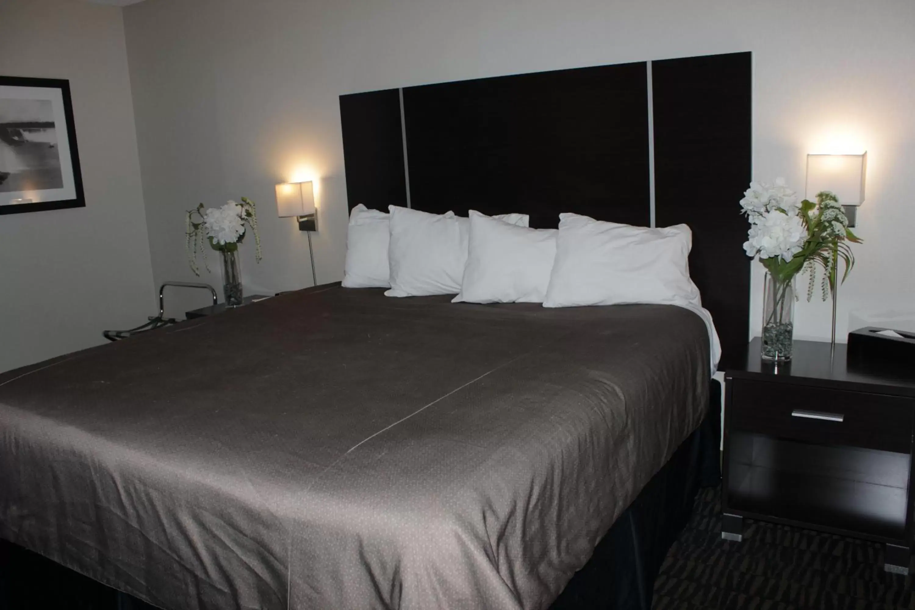 Bed in Ramada Plaza by Wyndham Niagara Falls