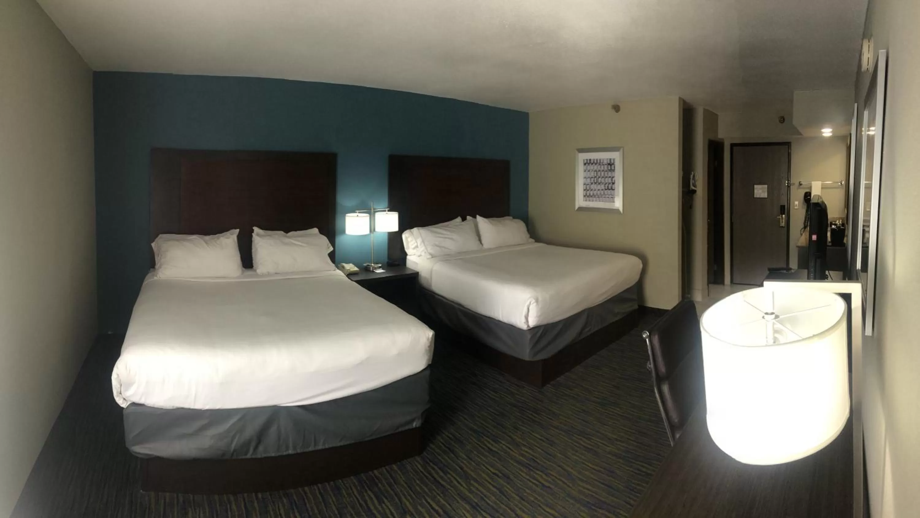 Photo of the whole room, Bed in Holiday Inn Express & Suites Fayetteville University of Arkansas Area by IHG